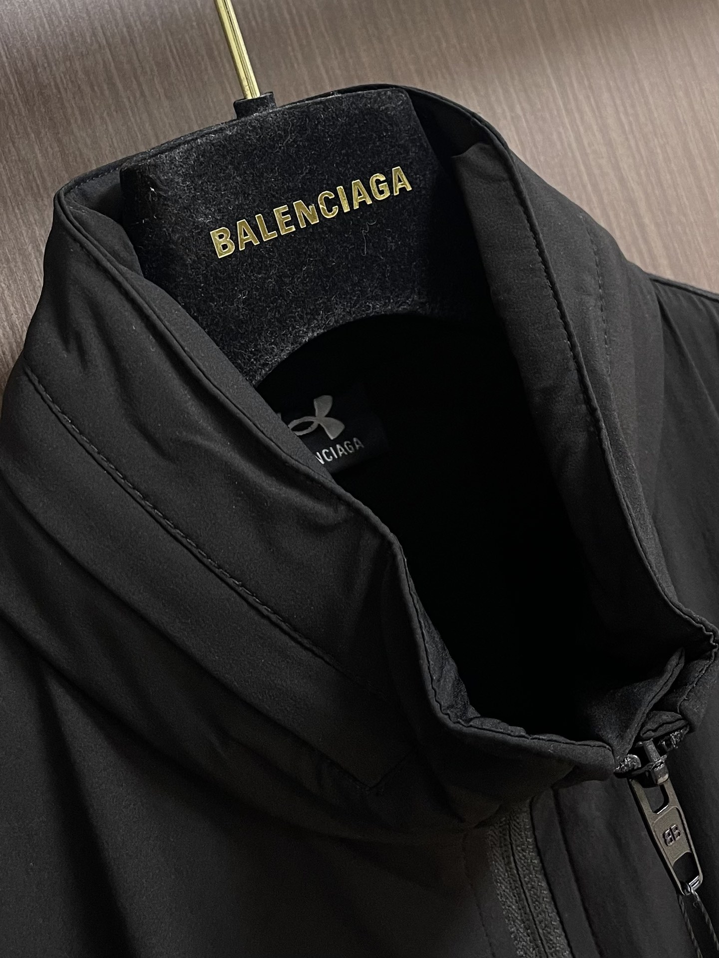Title: Balenciaga Andromeda Brethren Jacket Review: Waterproof, Flexible, Fashionable, and Functional, Size 46-52 - 图片 3