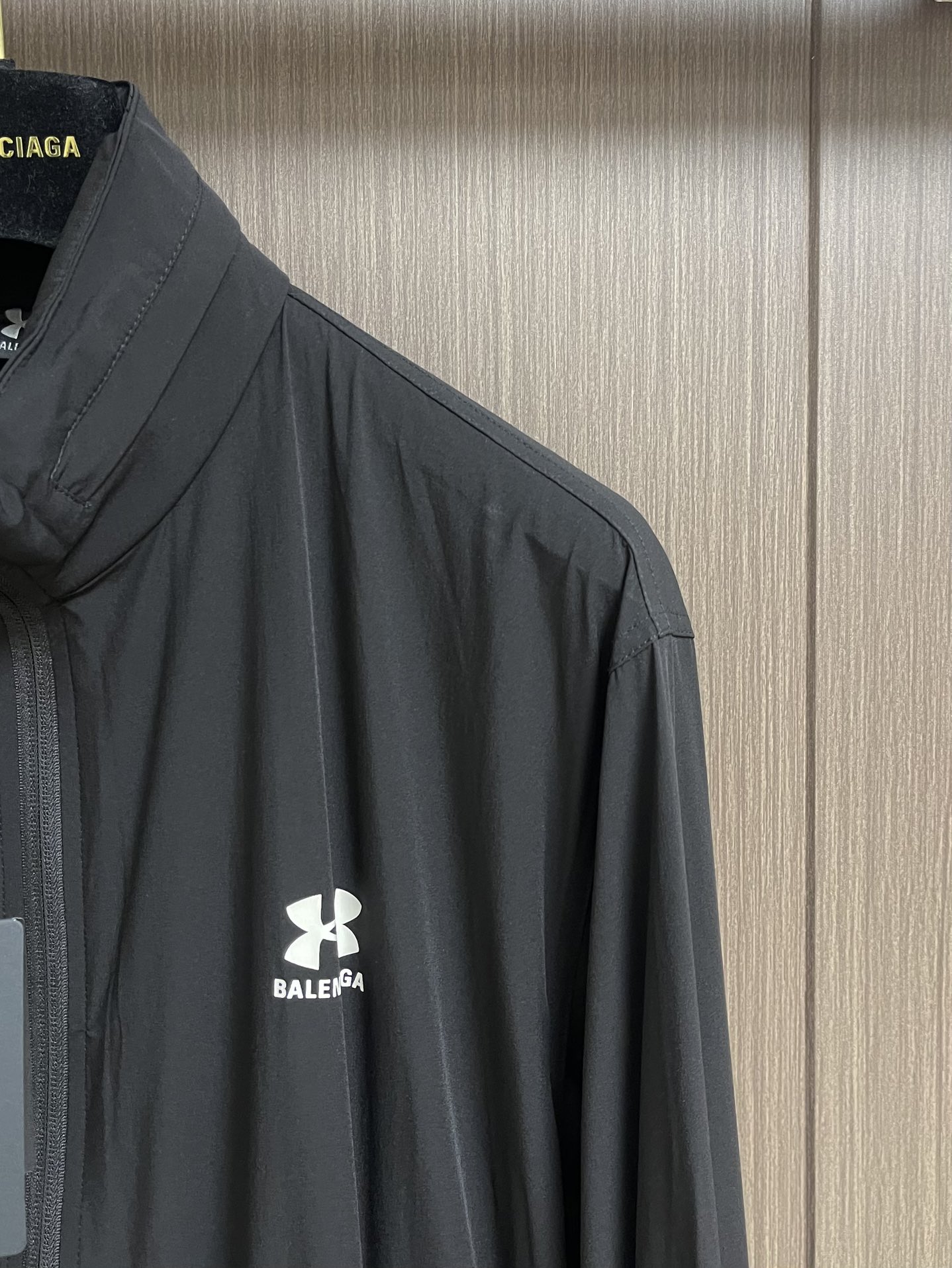 Title: Balenciaga Andromeda Brethren Jacket Review: Waterproof, Flexible, Fashionable, and Functional, Size 46-52 - 图片 4