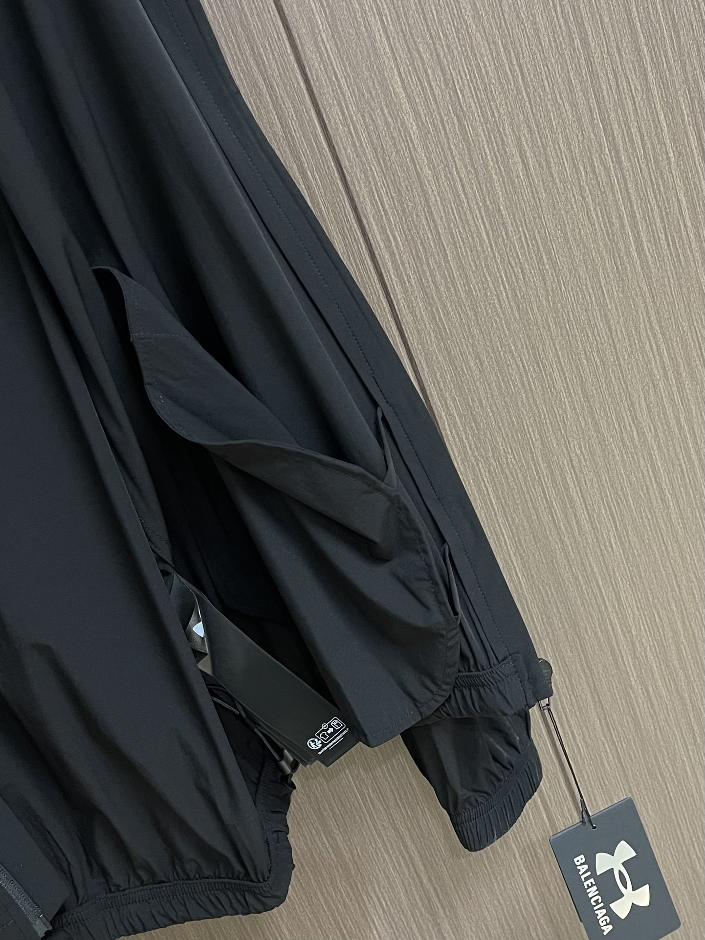 Title: Balenciaga Andromeda Brethren Jacket Review: Waterproof, Flexible, Fashionable, and Functional, Size 46-52 - 图片 8