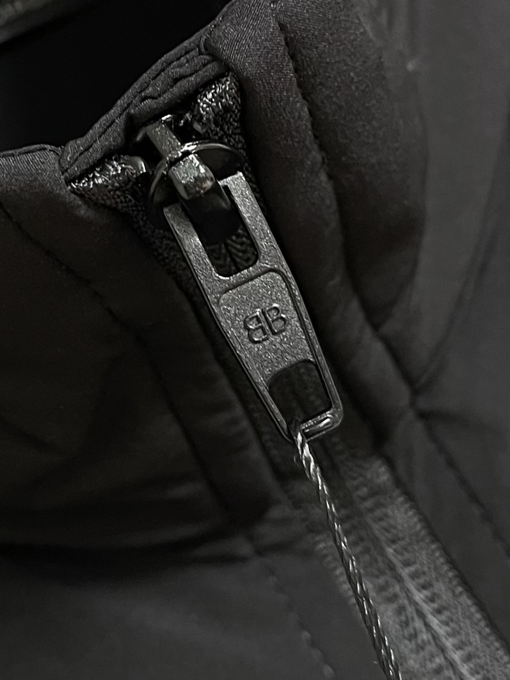 Title: Balenciaga Andromeda Brethren Jacket Review: Waterproof, Flexible, Fashionable, and Functional, Size 46-52 - 图片 5