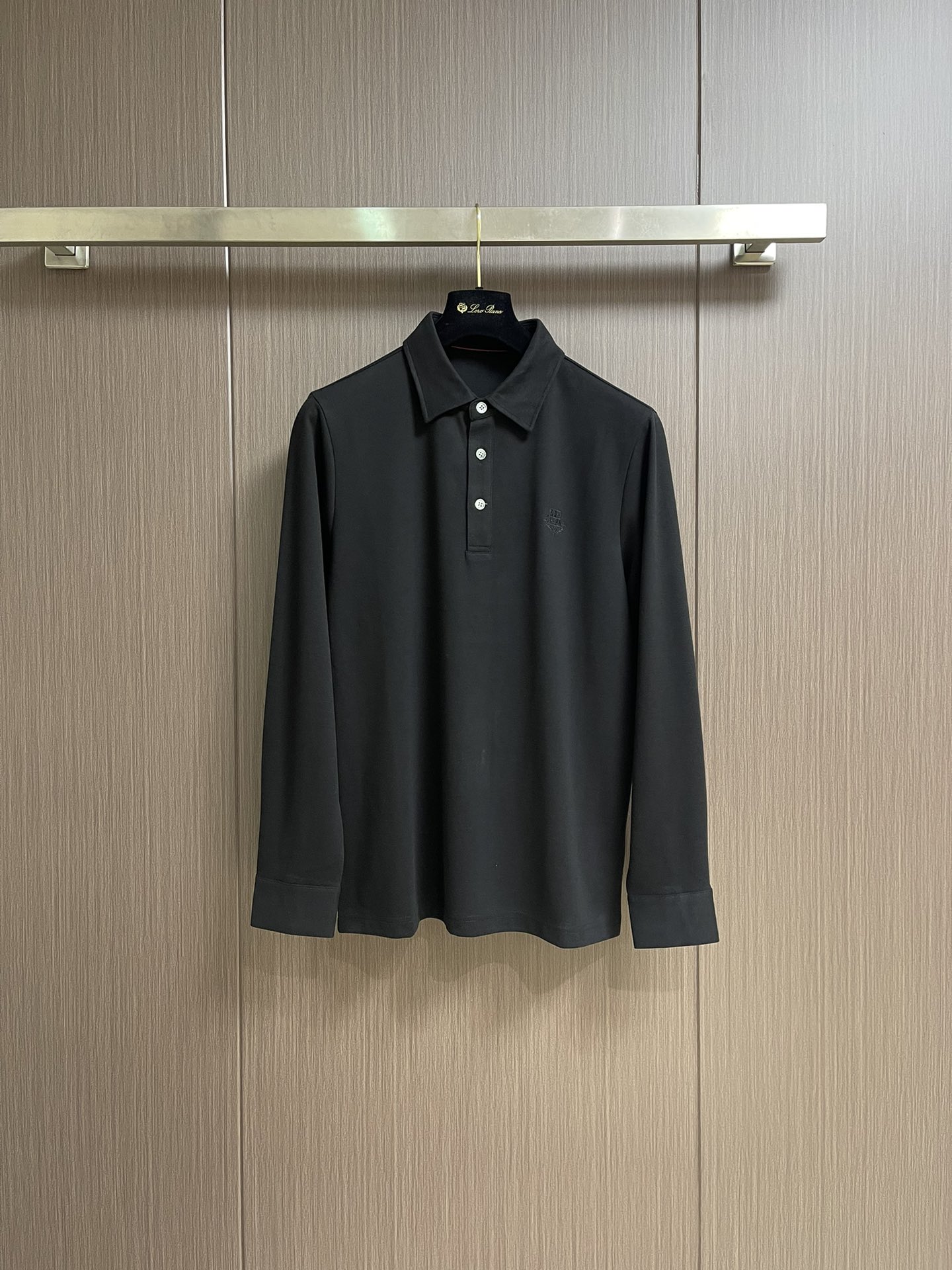 NO:502716,LP Loropiana SS early autumn new long-sleeved lapel POLO shirt, classic and versatile style every year, a combination of three-button, cuff fork, button embellishment, exquisite embroidery of the left front chest, upright upper body, the overall upper body feel will not be too tight or too loose, very friendly to the figure, easy to wear and versatile, classic and out of date!  The fabric is made of cashmere bead floor fabric and garment washing process. The upper body makes the skin more comfortable to touch the fabric.  The upper body is very high-end, skin-friendly and breathable, crisp and stylish. Orders of full-quality. Size M-3XL, loro piana, loro piana, alexander wang19860909LP Loropiana SS早秋新款长袖翻领POLO衫,年年经典百搭款式 合体的版型 三粒扣 袖口脚叉 扣子点缀 左前胸品牌精致绣花 上身挺拔 整体上身感不会过紧或者过松 对身材很友好 好穿又百搭经典不过时！面料采用 羊绒珠地面料 成衣水洗的工艺 上身让皮肤接触面料更加舒适．上身很高档 亲肤透气,挺括有型 全品相的订单.尺码M-3XL,,loro piana,loro piana,alexander wang,Men's clothing