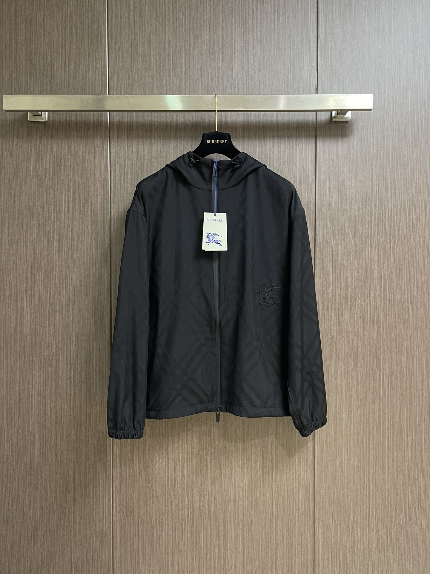 “888Burberry Embroidered Jacket with Durable Fabric and High-Precision Horse Embroidery in S-XL Sizes” - 图片 1