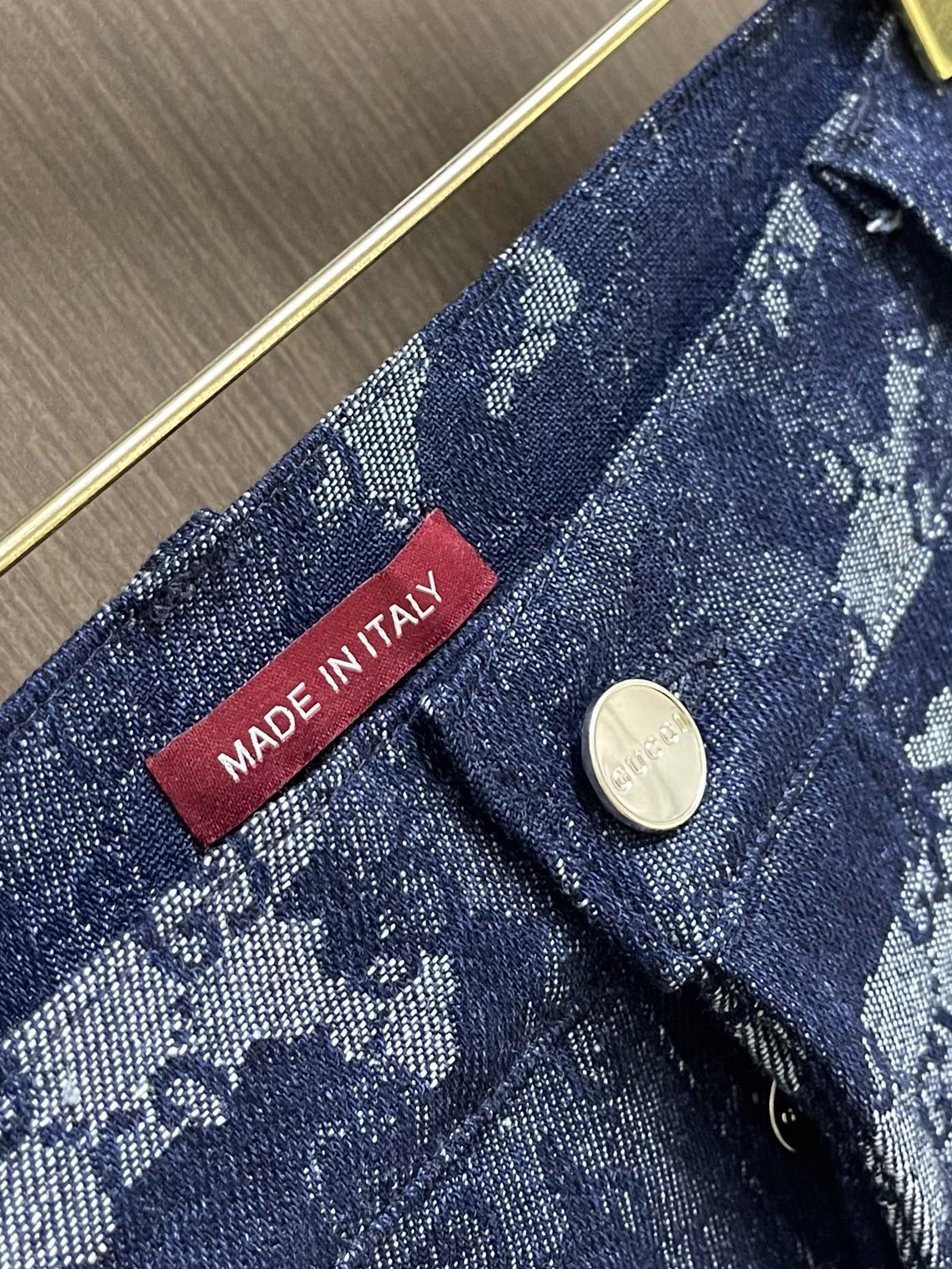 “GUCCI 2025Ss Long-Sleeved Shirt and Jeans Set with Custom Cowboy Maker Heart Detail | High-Quality Cosmopolitan Suit” - 图片 5