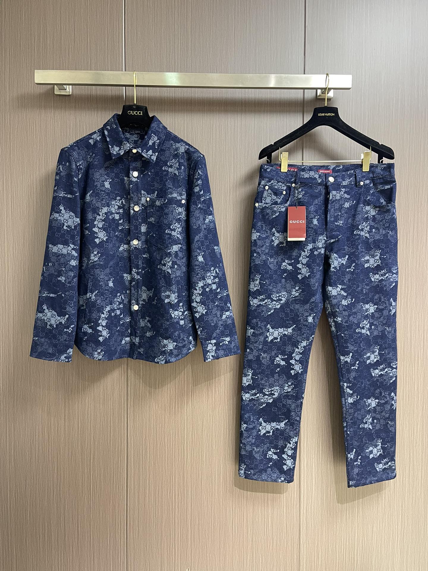 “GUCCI 2025Ss Long-Sleeved Shirt and Jeans Set with Custom Cowboy Maker Heart Detail | High-Quality Cosmopolitan Suit” - 图片 3