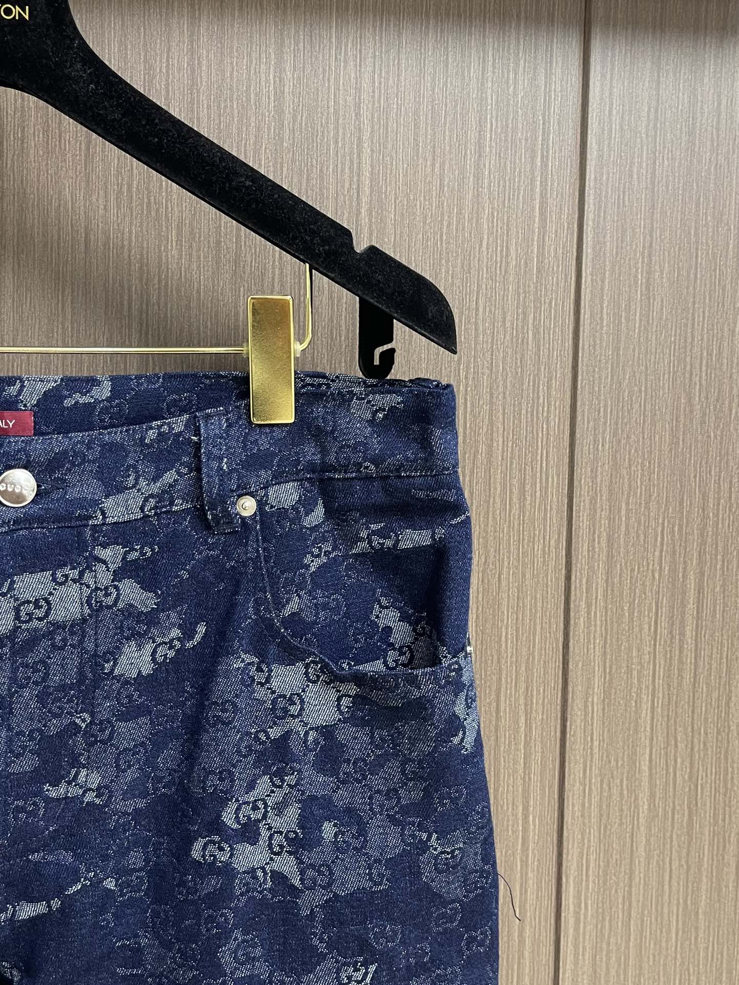 “GUCCI 2025Ss Long-Sleeved Shirt and Jeans Set with Custom Cowboy Maker Heart Detail | High-Quality Cosmopolitan Suit” - 图片 4