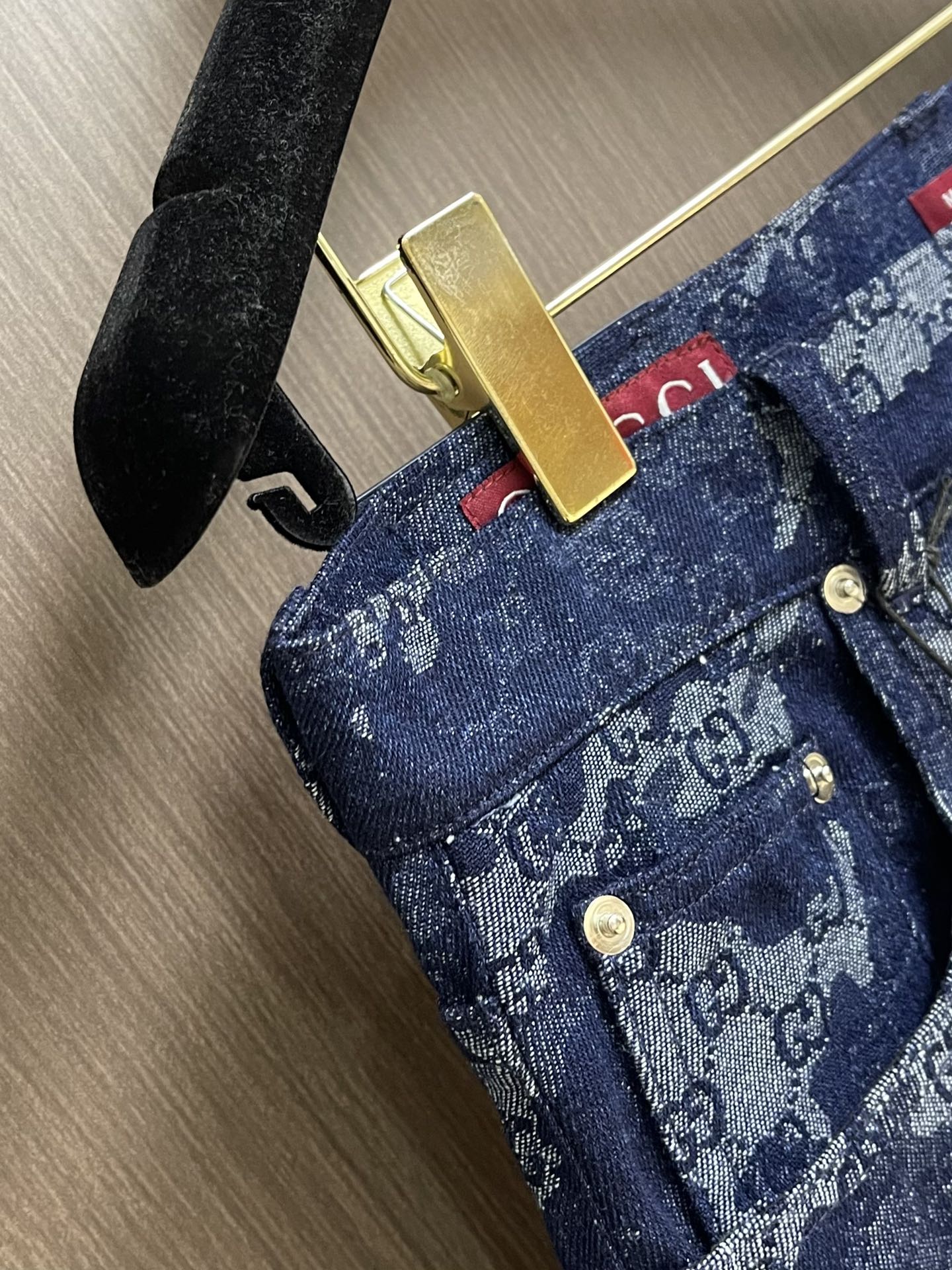 “GUCCI 2025Ss Long-Sleeved Shirt and Jeans Set with Custom Cowboy Maker Heart Detail | High-Quality Cosmopolitan Suit” - 图片 6