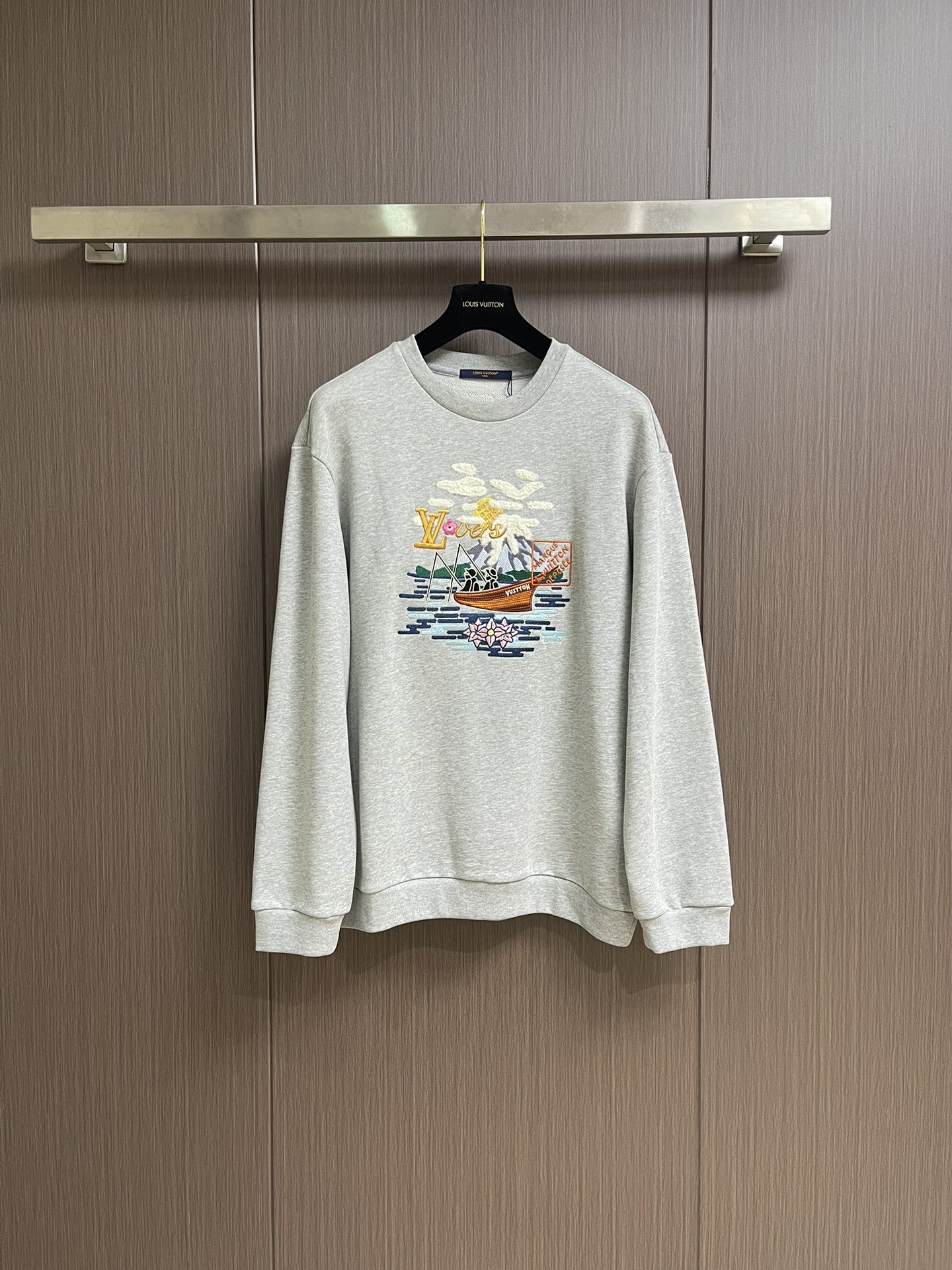 NO:502717,LV Pastoral Fishing Embroidered Sweatshirts, this cotton sweatshirt cited the patterns of autumn and winter shows, and used bright embroidery to depict the scene of arrell Wilicms and Nig. fishing leisurely in the pastoral scenery, witnessing the tacit cooperation and deep friendship between the two designers. Marque L. Vuitton Desee at the rear, with a leather label perfectly designed with elegant design. Size S-XL, louis vuitton, hoodie, sweatshirts, alexander wang19860909LV 田园垂钓刺绣图案卫衣,本款棉质运动衫援引秋冬秀场的图纹,以明丽刺绣描绘 arrell Wilicms与Nig.于田园风光中悠然垂钓的画面,见证两位设计师的默契合作与深厚友谊.后部的 Marque L.Vuitton Desee,皮革标签完善闲雅设计.尺码S-XL,,louis vuitton,hoodie,sweatshirts,alexander wang,Men's clothing