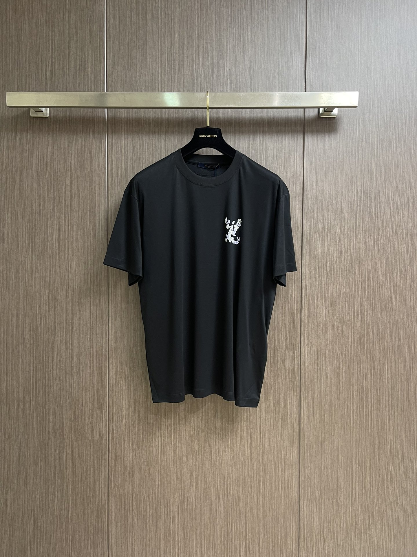 NO:502719,LV  Floral logo jacquard short-sleeved T-shirt, a new favorite for summer fashion, cleverly blends traditional craftsmanship and modern design. This short-sleeved jacquard technology uses superb jacquard technology, three-dimensional and vivid patterns, rich and changeable colors, adding a beautiful scenery to the hot summer. It is simple and generous, soft and delicate, and can easily control various occasions whether it is worn alone or in combination. Selected high-quality fabrics, with good breathability, strong sweat absorption, and comfortable and natural wear. The short-sleeved tailoring is decent and slim, which can not only show men's  A strong figure can also highlight the graceful curves of women. The unique jacquard pattern not only adds to the artistic sense of the clothing, but also highlights the wearer's personality and taste. Whether it is leisure, date, or outdoor travel, exercise and fitness, jacquard short sleeves for men and women are your ideal choice. It not only allows you to stand out from the crowd, but also allows you to enjoy the coolness and comfort in summer. Come and buy a favorite jacquard short sleeves to make this summer more exciting!  Size XS-L, louis vuitton, T-shirt,tees, t-shirt,alexander wang19860909LV 花卉logo提花短袖T恤,夏日时尚新宠,将传统工艺与现代设计巧妙融合.这款短袖采用精湛的提花技术,图案立体生动,色彩丰富多变,为炎炎夏日增添一抹亮丽风景.简约大方,柔美细腻,无论是单穿还是搭配,都能轻松驾驭各种场合.精选优质面料,透气性好,吸汗性强,穿着舒适自然.短袖剪裁得体,版型修身,既能展现男性健硕身材,又能凸显女性曼妙曲线.独特的提花图案,不仅增添了服饰的艺术感,更彰显了穿着者的个性与品味.无论是休闲逛街、约会聚餐,还是户外旅行、运动健身,提花男女短袖都是你的理想选择.它不仅能让你在人群中脱颖而出,更能让你在夏日里尽享清凉与惬意.快来选购一款心仪的提花短袖,让这个夏天更加精彩纷呈吧！尺码XS-L,,louis vuitton,T-shirt,tees，t-shirt,alexander wang,Men's clothing