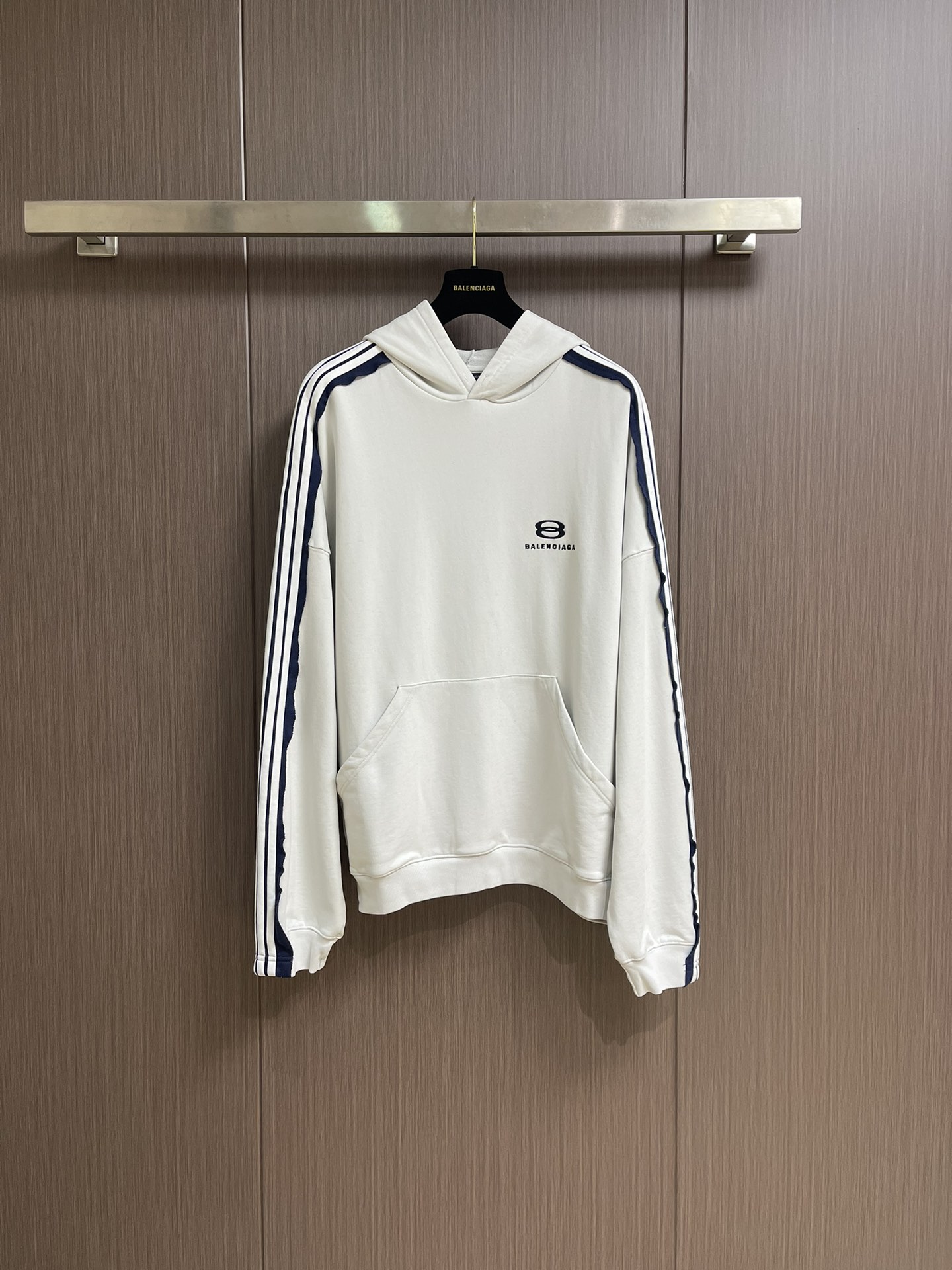 NO:504544,Balenciaga shoulder bar hooded sweatshirt, fixed-woven and dyed original fabric of the same specification, small cylinder fixed-dyed fabric and matching ribs, 380 grams heavy. The key difficulty process is to splice the five-pit strip webbing, and make integrated sleeves after the front and back pieces are copied. All materials are developed and dyed, and the ribbed edges are also not color difference. Size 0-1-2-3,,balenciaga,hoodie, sweatshirts,hats,alexander wang19860909Balenciaga 肩杠连帽卫衣,定织定染原版同规格面料,小缸定染的面料和配套罗纹,380克重磅.重点难度工艺是通肩五坑条织带拼接,前后片拷边后再做一体袖子.用料全部开发订染,连织带边缘罗纹同样做到没有色差.尺码0-1-2-3,,balenciaga,hoodie,sweatshirts,hats,alexander wang,Men's clothing