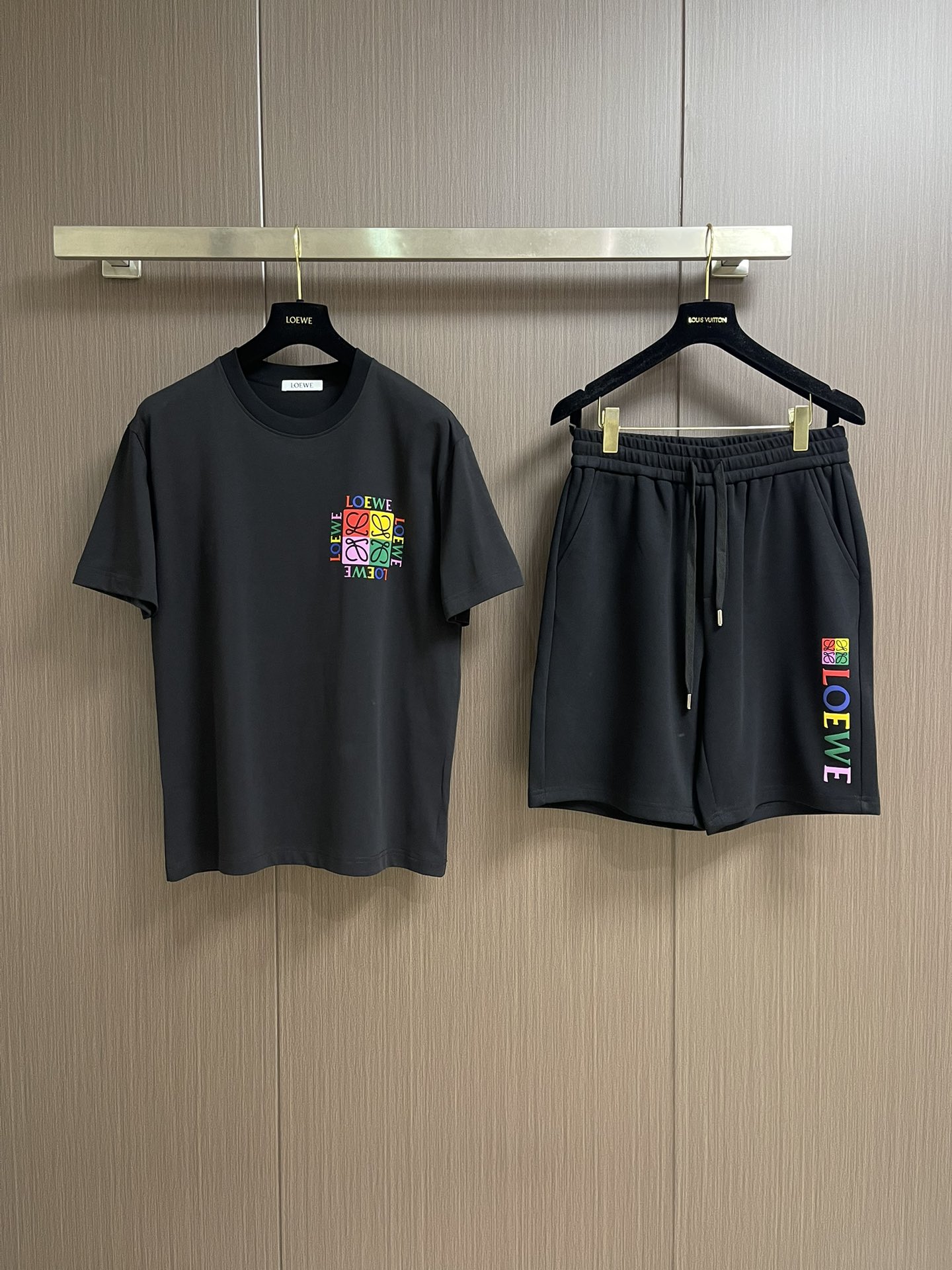 “864Loewe 2025s New T-Shirt Suit: Classic Embroidery, 260g Pure Cotton, Comfortable Men & Women, Size M-3XL” - 图片 3