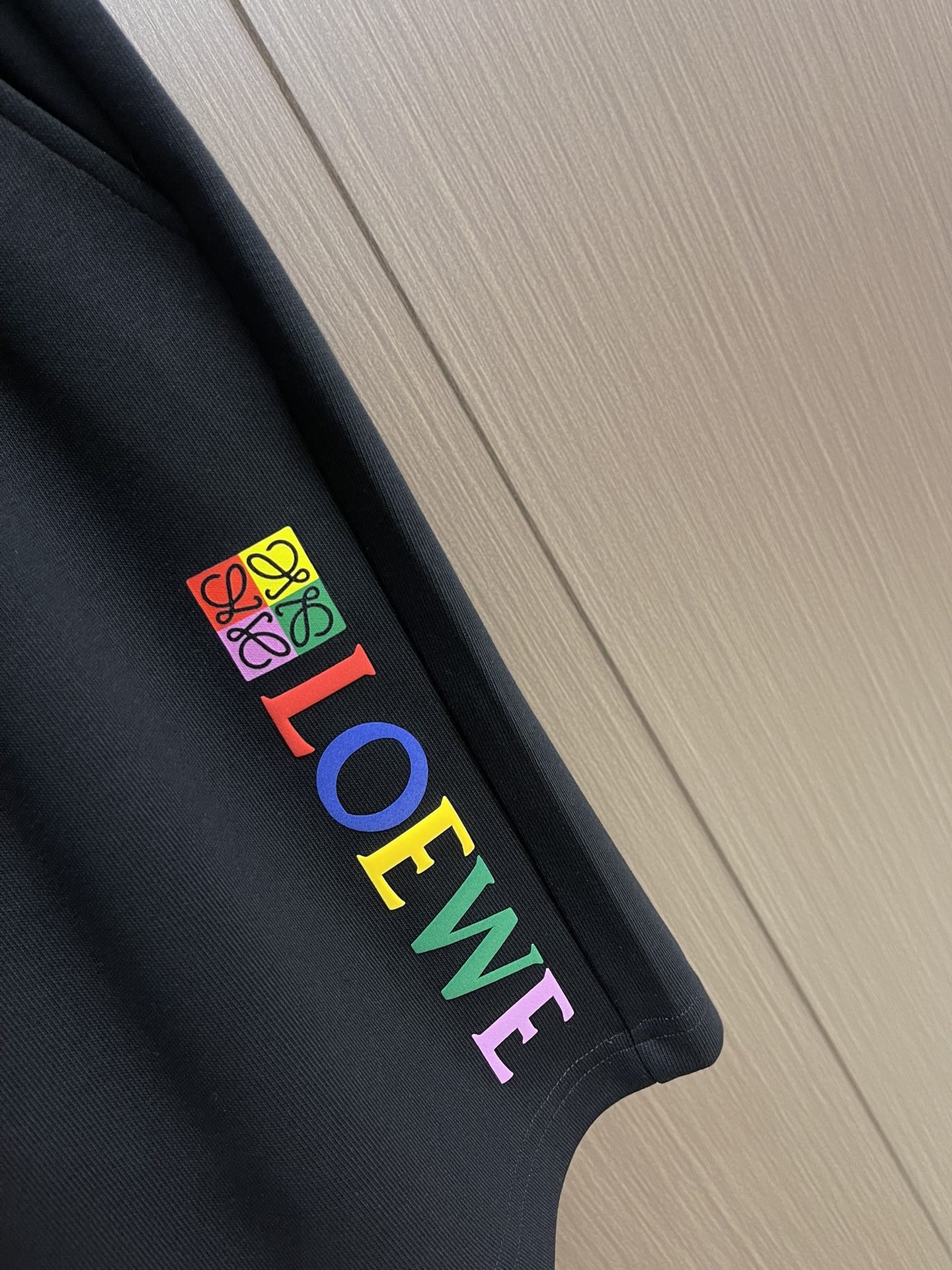 “864Loewe 2025s New T-Shirt Suit: Classic Embroidery, 260g Pure Cotton, Comfortable Men & Women, Size M-3XL” - 图片 7