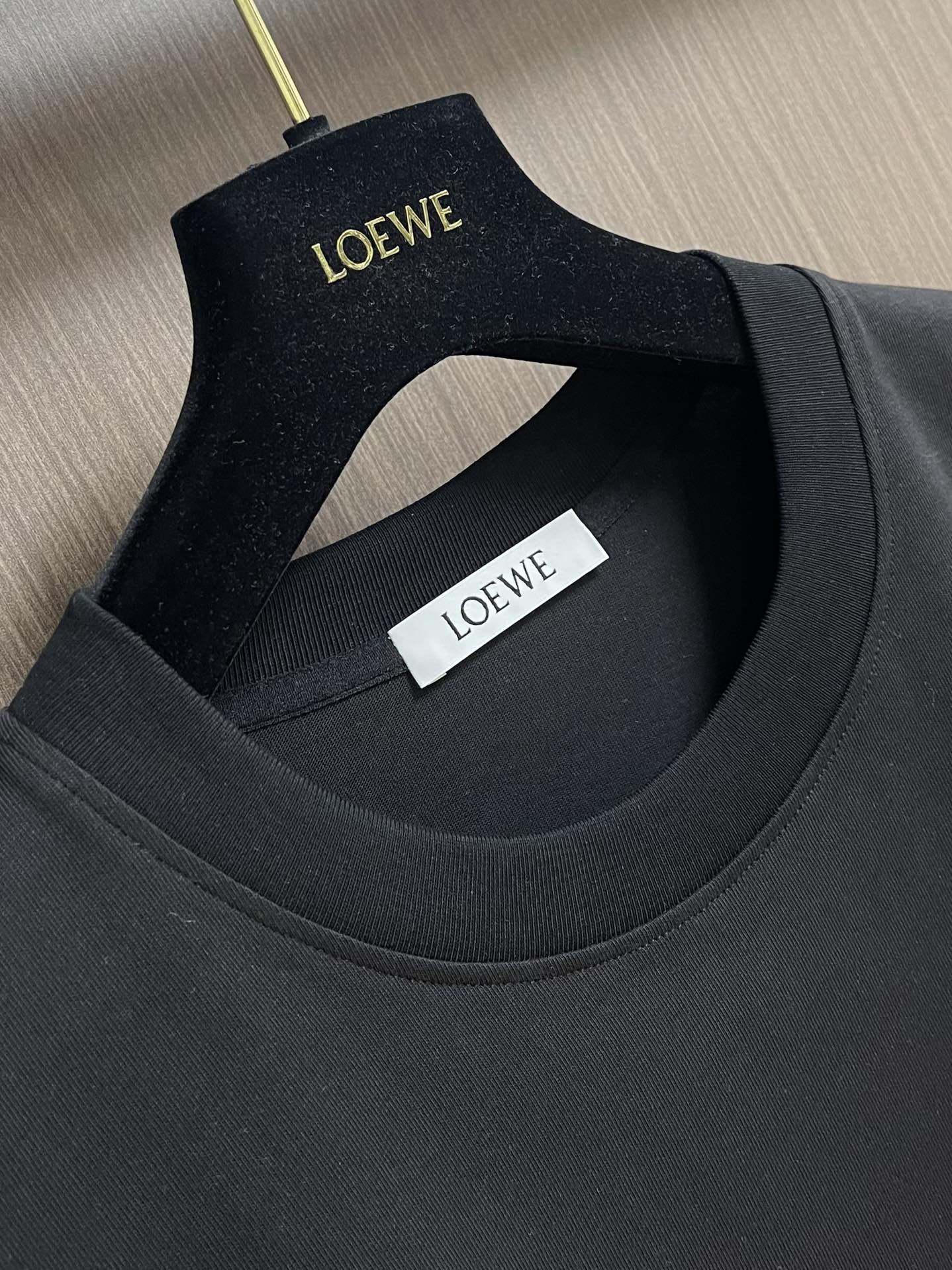 “864Loewe 2025s New T-Shirt Suit: Classic Embroidery, 260g Pure Cotton, Comfortable Men & Women, Size M-3XL” - 图片 9