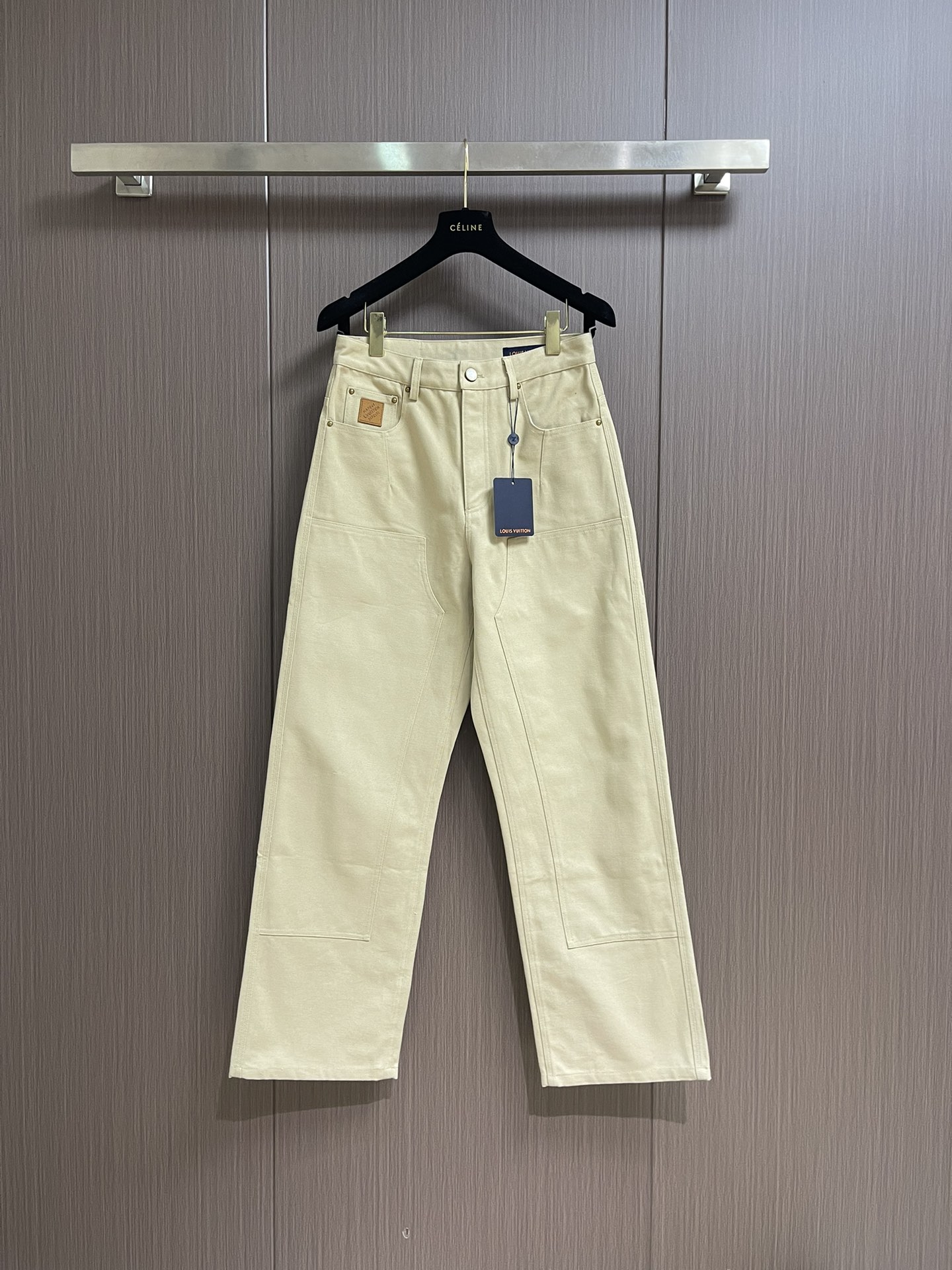 NO:504547,LV 2025SS autumn new denim work pants, which are made of high-density denim fabrics, are wear-resistant and wear-resistant. Even if you wear them frequently and wash them frequently, you don’t have to worry about it being easily pilled or worn out, and it is practical!  , The front splicing structure makes the lines look beautiful, visually lengthening and straightening the legs, classic five-bag denim cut + pearlescent rivets, the rivets have a glossy and full texture!  It can be matched with multiple types of clothing to create fashionable styles, customized accessories, complete three standards, the same style as men and women!  Size 46-48-50-52, louis vuitton,alexander wang19860909LV 2025SS秋季新款牛仔工装裤,采用高密度的牛仔面料,耐磨耐穿,就算是经常穿、频繁洗,也不用担心它会轻易起球或者磨损,实用性拉满！,正面拼接结构,把线条衬得老好看了,视觉上拉长拉直双腿,经典五袋牛仔剪裁＋珠光铆钉,铆钉光泽感绝,质感拉满！能与多类型服饰搭配营造时尚造型,定制辅料,三标齐全,男女同款！尺码46-48-50-52,,louis vuitton,alexander wang,Men's clothing