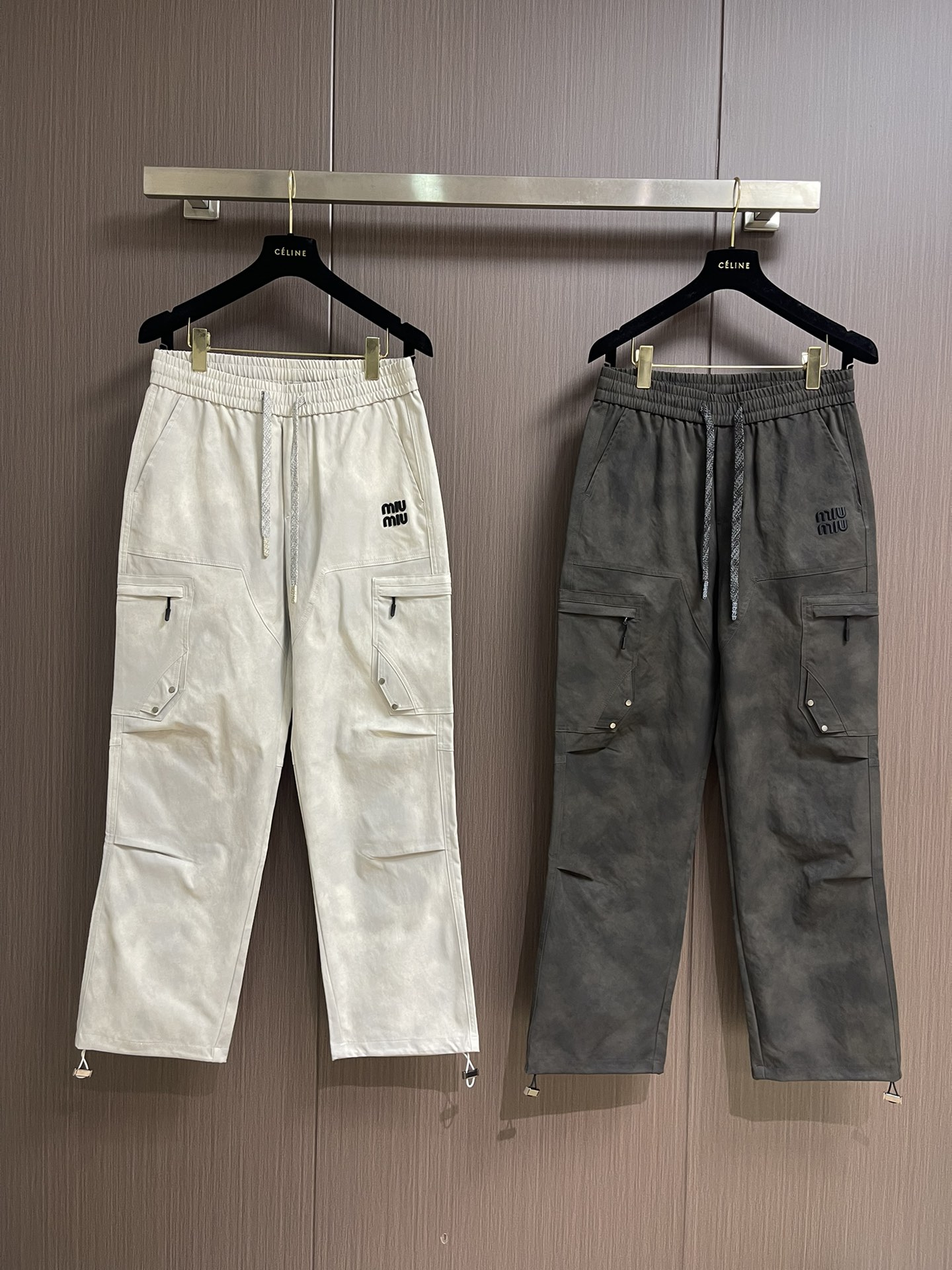 Dynamic and Stylish Miumiu 2025s Relaxers Dress in Retrospect Pants – High Street Fashion with Comfort and Style - 图片 3
