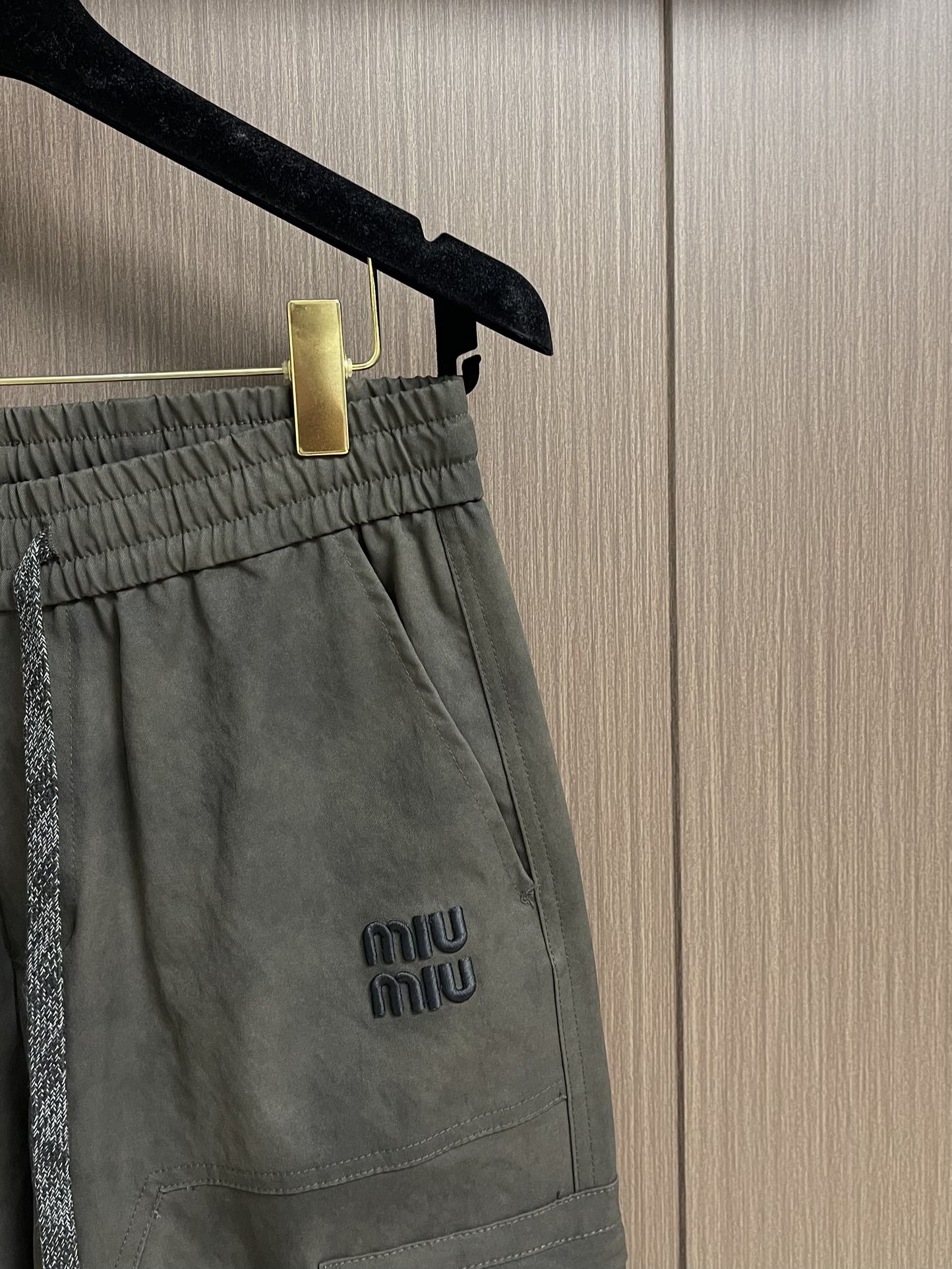 Dynamic and Stylish Miumiu 2025s Relaxers Dress in Retrospect Pants – High Street Fashion with Comfort and Style - 图片 4