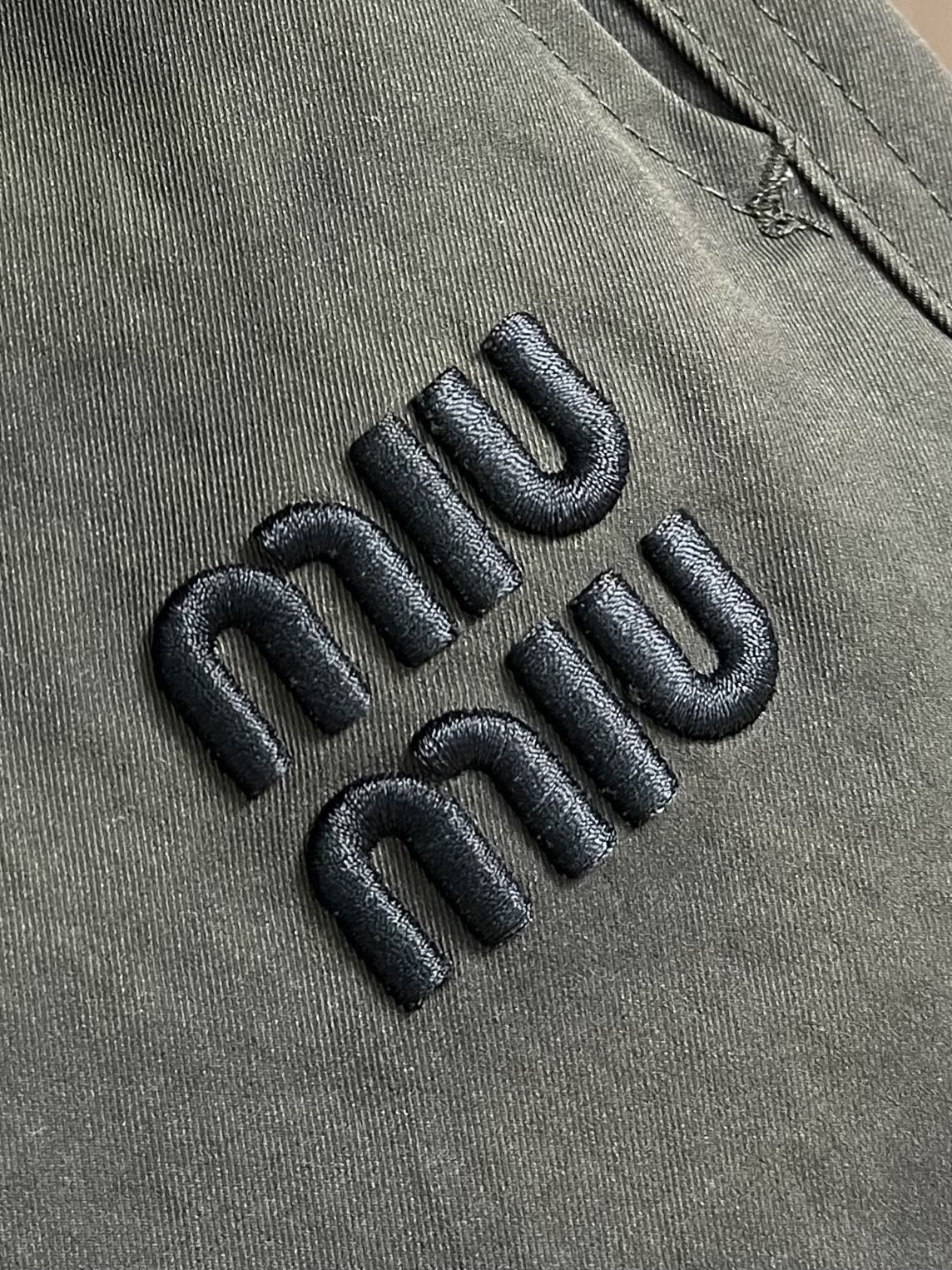Dynamic and Stylish Miumiu 2025s Relaxers Dress in Retrospect Pants – High Street Fashion with Comfort and Style - 图片 9