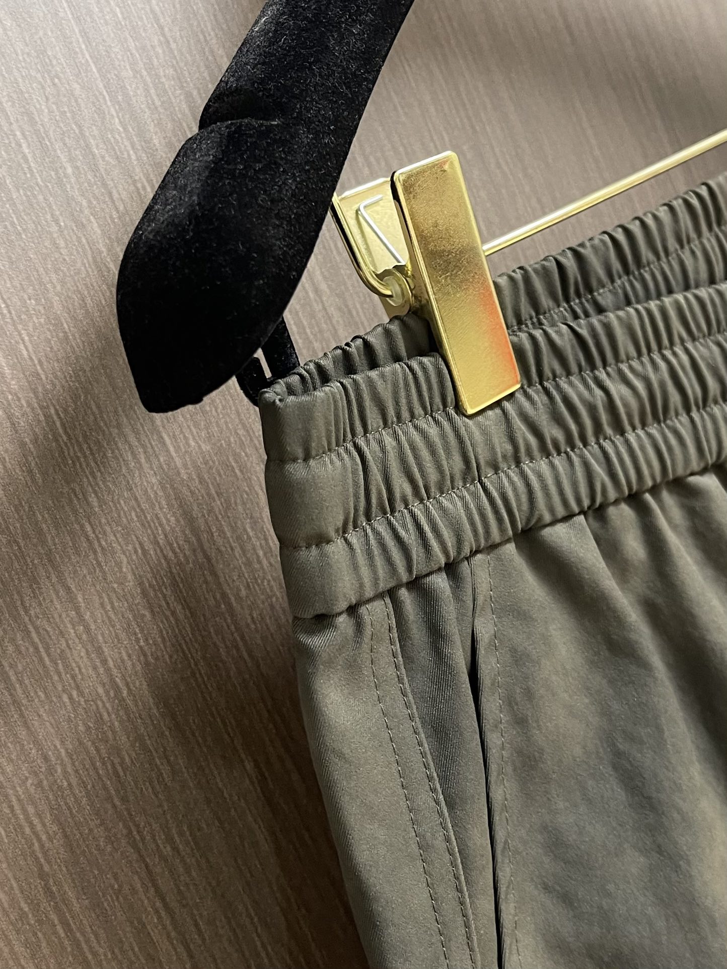 Dynamic and Stylish Miumiu 2025s Relaxers Dress in Retrospect Pants – High Street Fashion with Comfort and Style - 图片 6