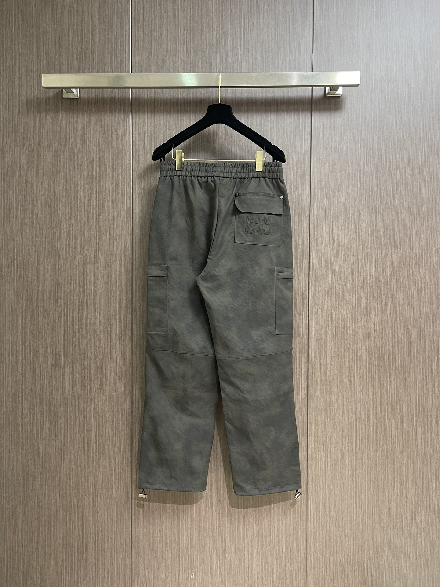 Dynamic and Stylish Miumiu 2025s Relaxers Dress in Retrospect Pants – High Street Fashion with Comfort and Style - 图片 2
