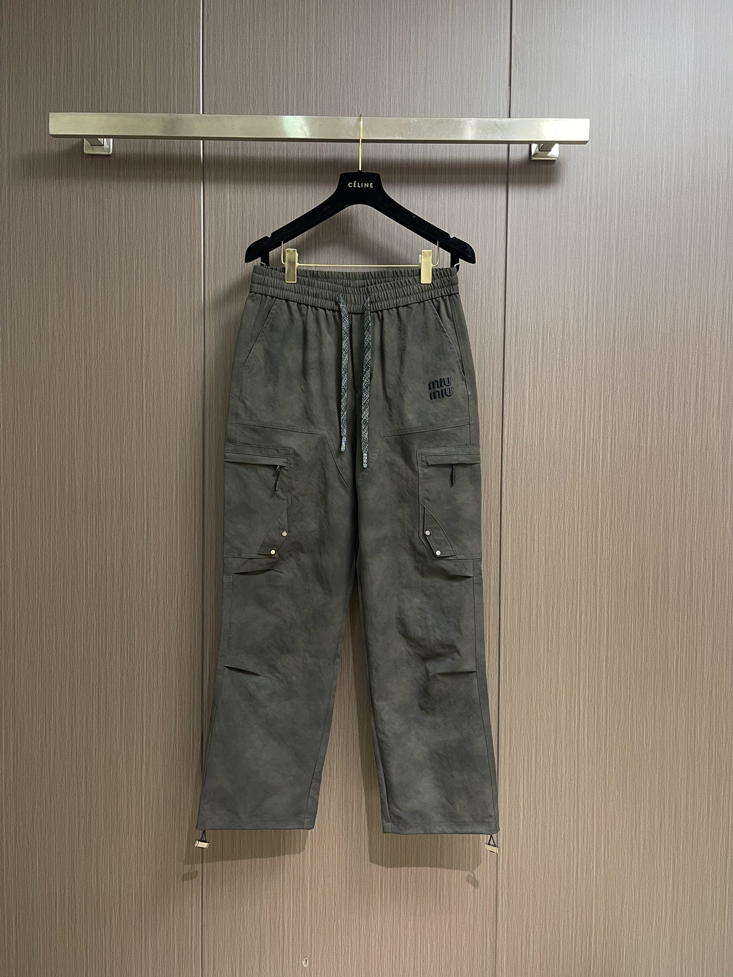 Dynamic and Stylish Miumiu 2025s Relaxers Dress in Retrospect Pants – High Street Fashion with Comfort and Style - 图片 1
