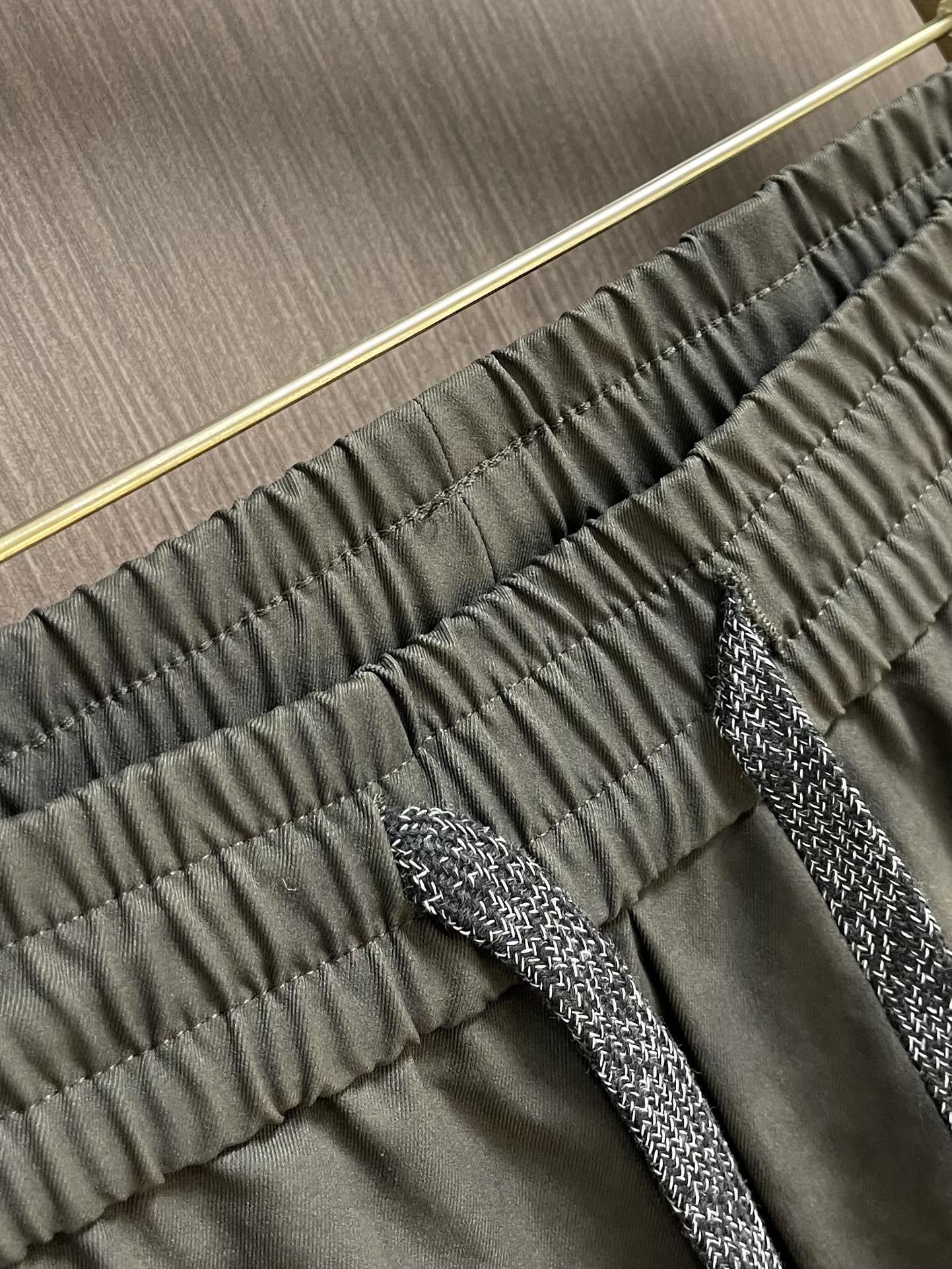 Dynamic and Stylish Miumiu 2025s Relaxers Dress in Retrospect Pants – High Street Fashion with Comfort and Style - 图片 5
