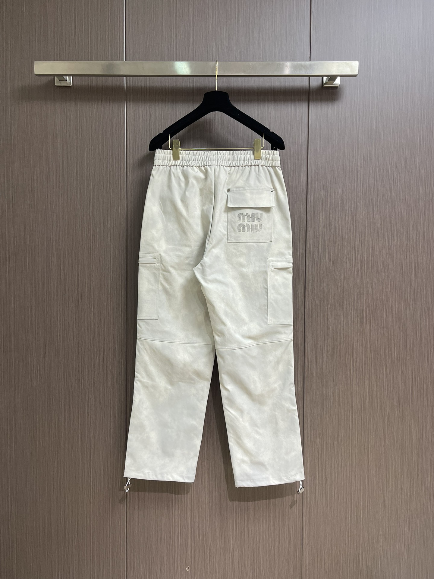 “Dynamic and Stylish Worker-Types: Miumiu 2025 Sports Pants for High Street Fashion” - 图片 2