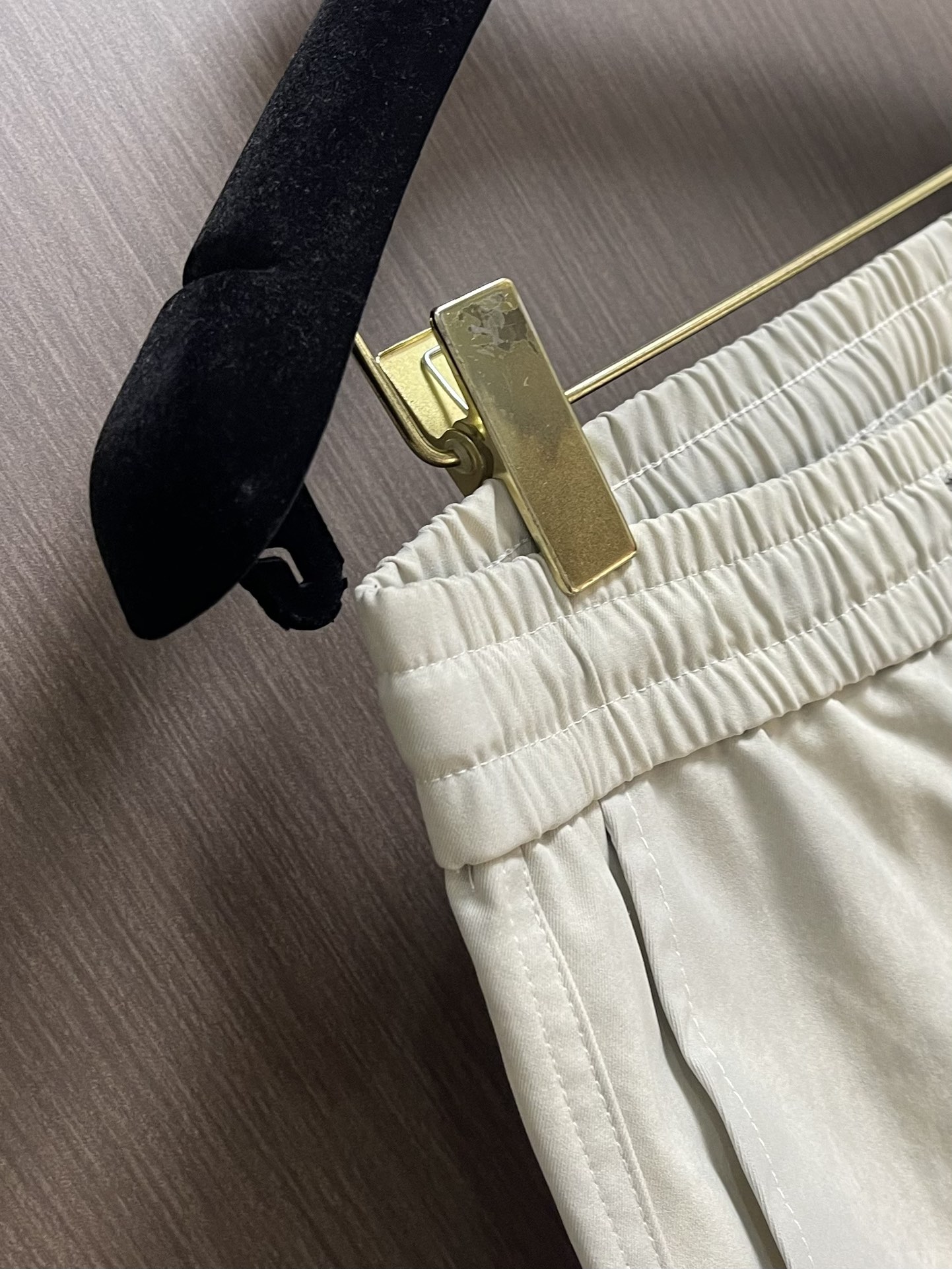“Dynamic and Stylish Worker-Types: Miumiu 2025 Sports Pants for High Street Fashion” - 图片 6