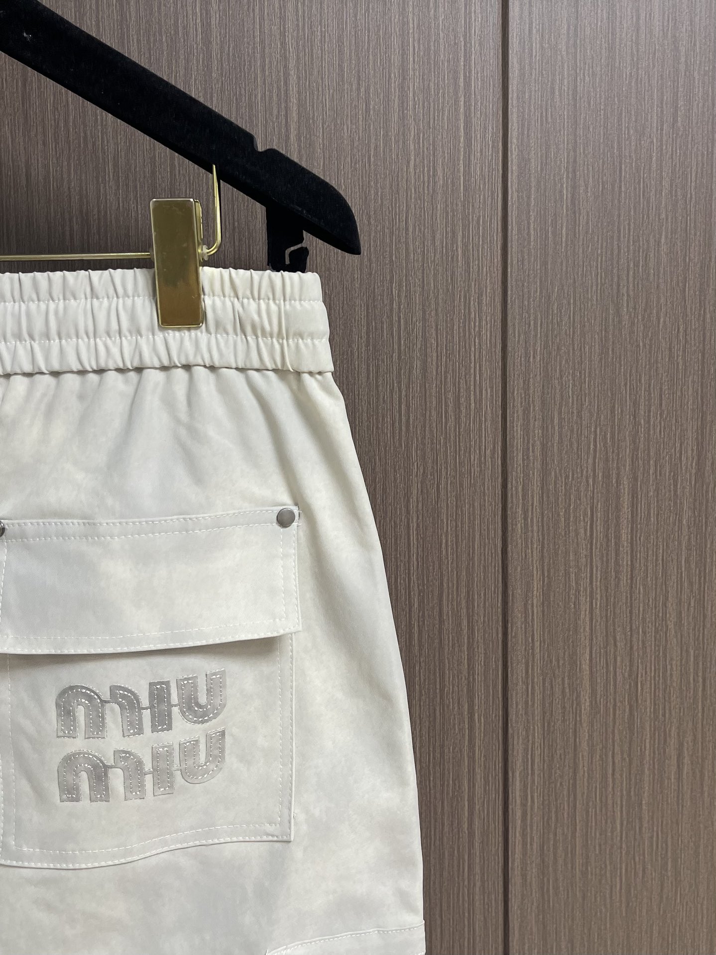 “Dynamic and Stylish Worker-Types: Miumiu 2025 Sports Pants for High Street Fashion” - 图片 7