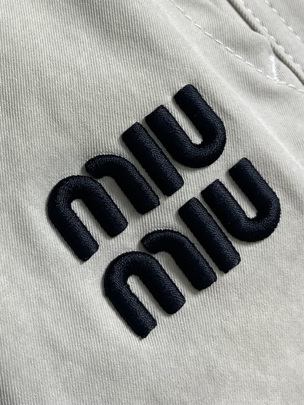 “Dynamic and Stylish Worker-Types: Miumiu 2025 Sports Pants for High Street Fashion” - 图片 9