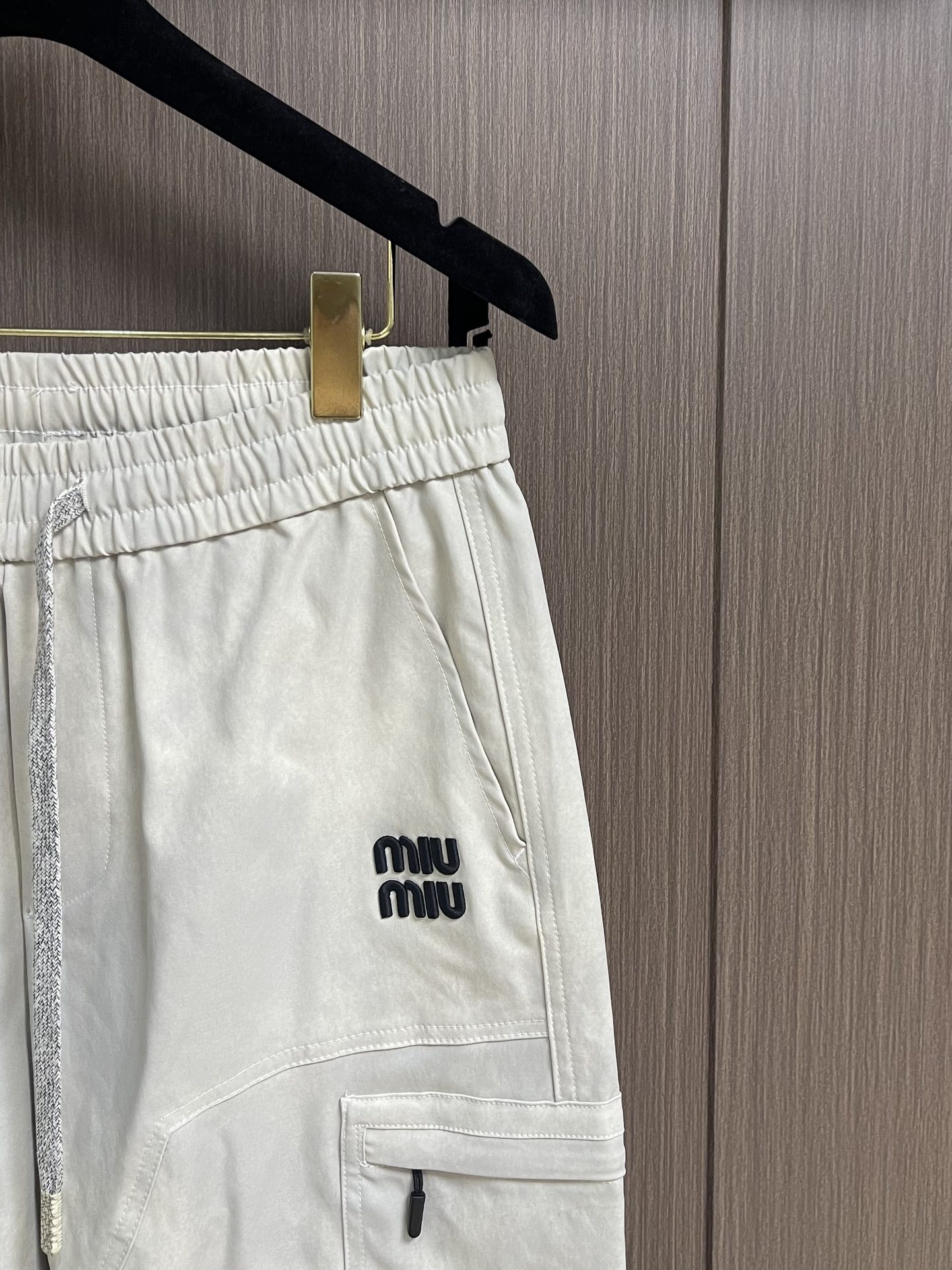 “Dynamic and Stylish Worker-Types: Miumiu 2025 Sports Pants for High Street Fashion” - 图片 4