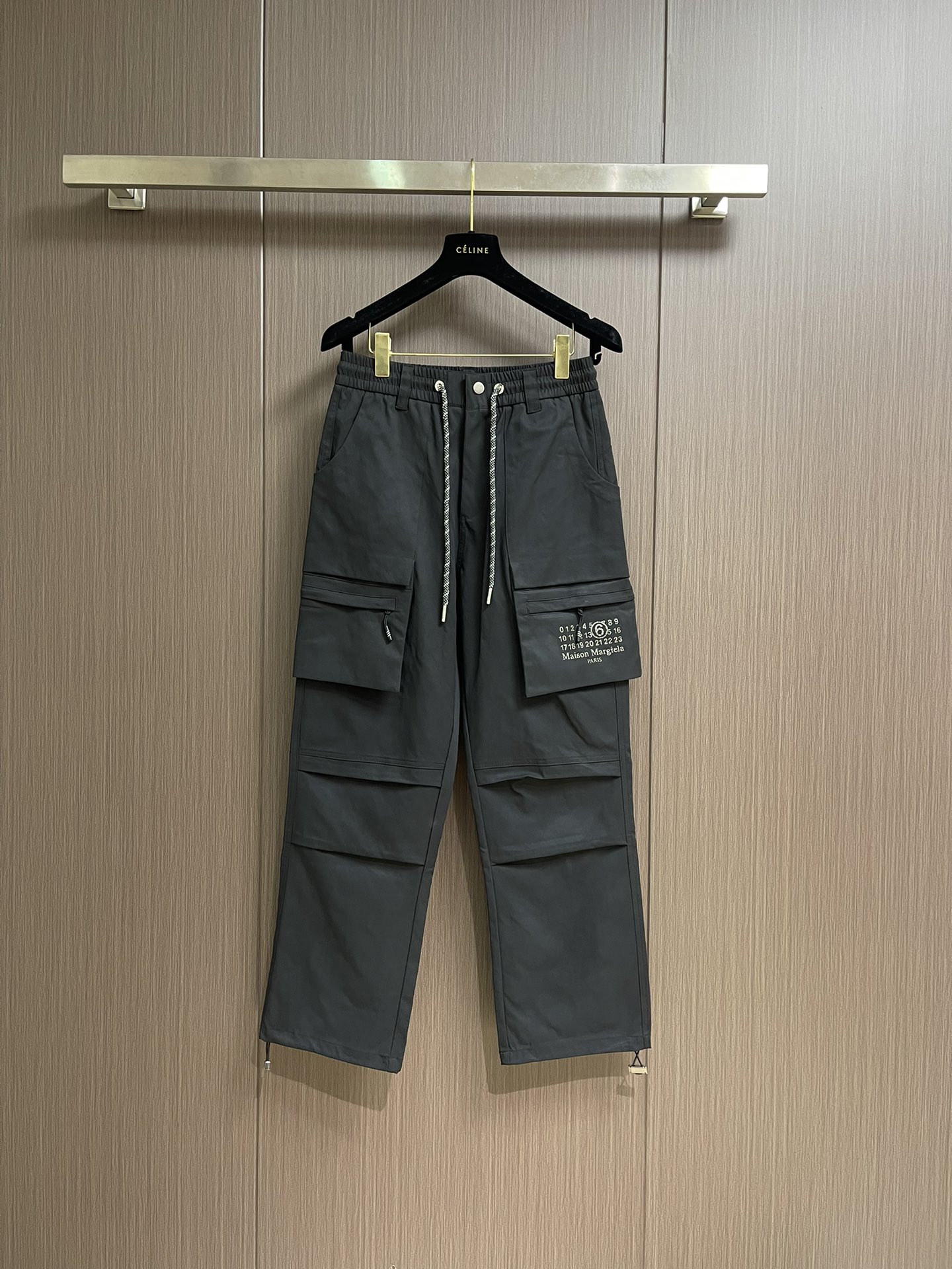 NO:504524,MM6 Majila High Street Multi-Bag Camouflage Pants, MM6 This camouflage injects a unique charm into your outfit. It is soft and skin-friendly and breathable. Whether you are walking on the street or having a casual party, you can feel at ease all the time. Classic camouflage patterns break the monotony and add unrestrained trend. Loose straight-fitting style, not picky on the figure, modify the leg lines, and easily create a casual and lazy atmosphere. The elastic band at the waist is combined with the drawstring design, which can be adjusted freely to ensure a comfortable fit and unlimited movement. It has multiple practical pockets to facilitate the placement of daily objects, both beautiful and functional. Cleverly incorporate brand elements and low-key to show unique taste and style. Whether it is a simple solid color to create a casual style or a personalized retro feel, it can be perfectly adapted to help you become the focus of the street easily. Size M-XXL,,masion  margiela,masion margiela,alexander wang19860909MM6 马吉拉高街多袋迷彩裤,MM6 这款迷彩,为你的穿搭注入别样魅力.柔软亲肤,透气性佳,无论是漫步街头还是休闲聚会,都能让你时刻感受自在.经典迷彩图案,打破单调,增添不羁的潮流感.宽松直筒版型,不挑身材,修饰腿部线条,轻松营造随性慵懒的氛围感.腰部的松紧带结合抽绳设计,可自由调节,确保舒适贴合,活动不受限.设有多个实用口袋,方便放置日常小物,兼具美观与功能性.巧妙融入品牌元素,低调彰显独特品味与格调.无论是搭配简约纯色打造休闲风,还是配上个性展现复古感,它都能完美适配,助你轻松成为街头焦点.尺码M-XXL,,masion margiela,masion margiela,alexander wang,Men's clothing