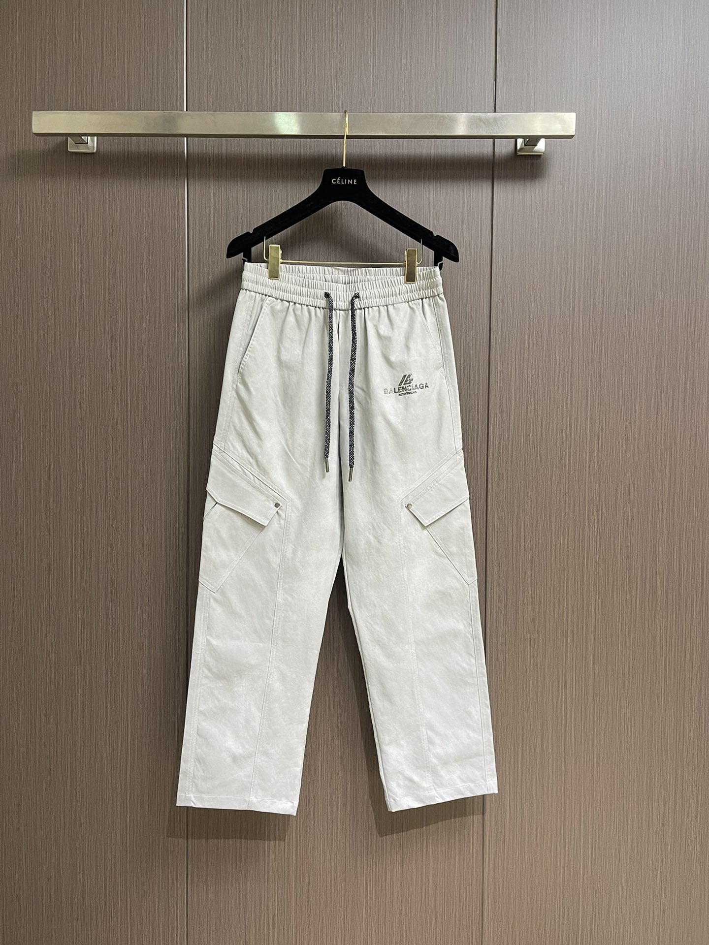 NO:521429,Balenciaga 2025SS early autumn new straight-leg casual sleeves, simple and fashionable new custom fabrics, comfortable to wear, low-key and luxurious, camouflage design is fashionable and high-end, and there is no need to say much about the style and cutting of the pants. The upper body is exquisite and vivid.  True first-class quality, truly palace-level elastic pants, excellent quality, and are very soft after heavy washing!  Not picky about people, the upper body is absolutely stylish and extremely luxurious. Size M-XXL, balenciaga, alexander wang19860909Balenciaga 2025SS早秋新款直筒休闲卫裤,简约时尚新款定制面料,身穿手感舒适 低调不失奢华 迷彩设计时尚高端 裤型款式和裁剪亦无需多言 上身精致跃然．真正一等一顶级质料 真正殿堂级的松紧裤,品质卓然,经过重水洗使得很柔软！不挑人 上身绝对的有型 极度奢华.尺码M-XXL,,balenciaga,alexander wang,Men's clothing