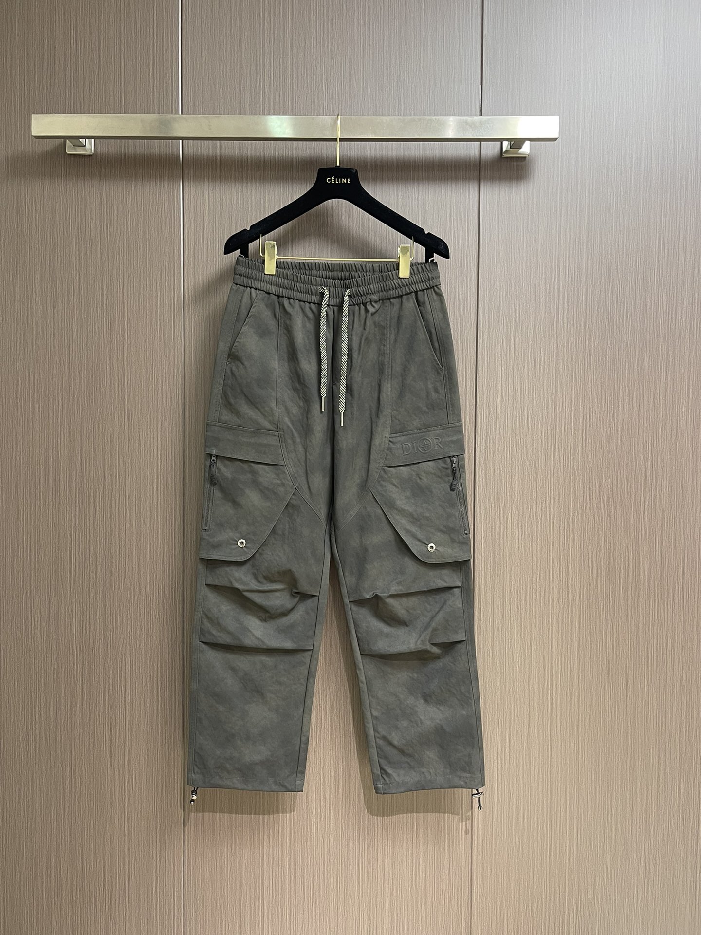 NO:521432,Dior 2025SS Spring and Summer New Multi-Pocket Working Pants This overall pants are refined from lightweight elastic cotton Gaardines. They adopt mid-waist design, multi-pocket work pockets, decorated with 'dior' logo embroidery, three-dimensional tailoring, size M-XXL,,dior,alexander wang19860909Dior 2025SS春夏新款多口袋工装裤这款工装裤,采用轻盈的弹力棉质华达呢精制而成.采用中腰设计,多口袋工装口袋,饰有' dior '徽标彰绣 采用立体剪裁,尺码M-XXL,,dior,alexander wang,Men's clothing