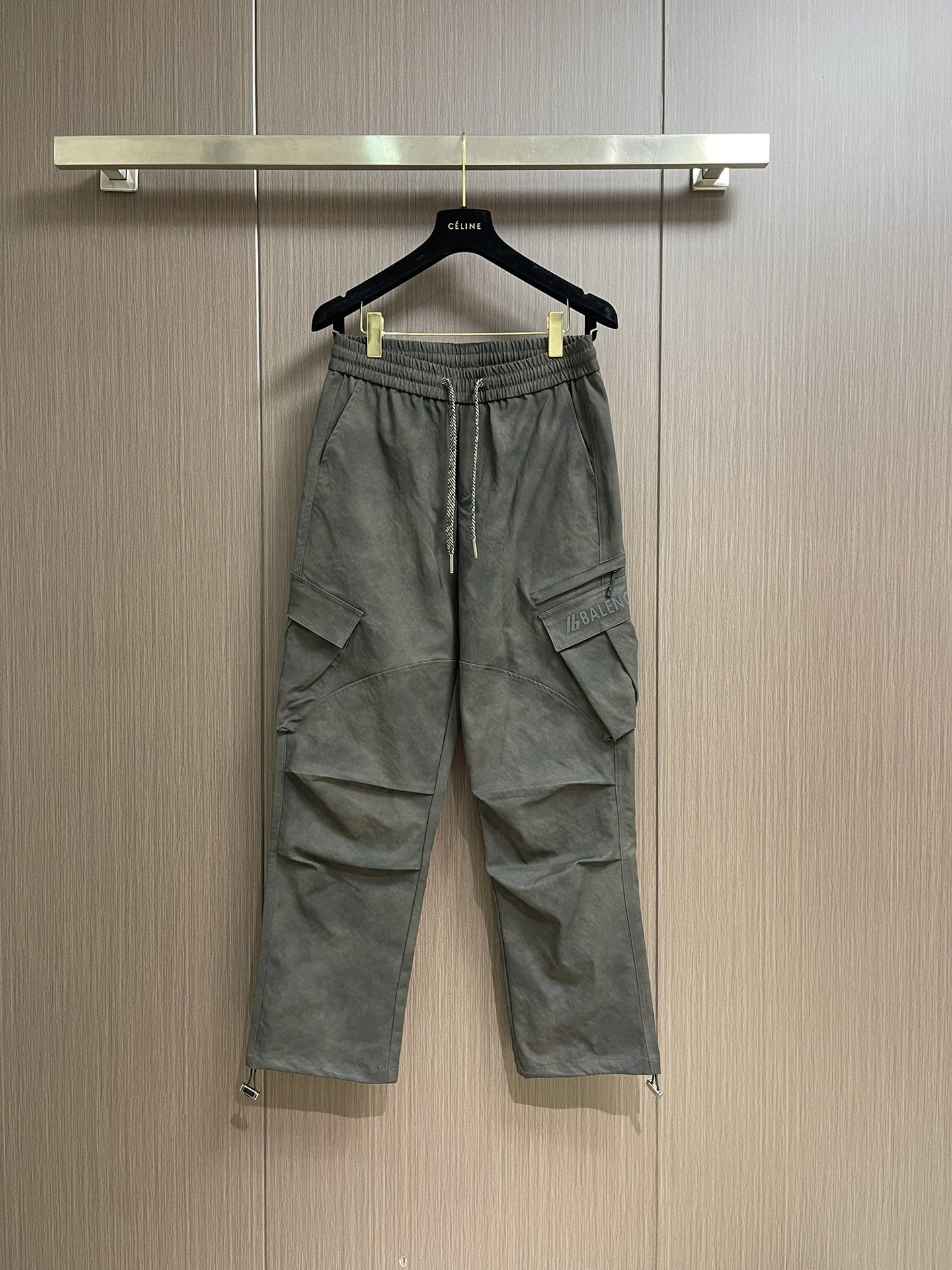 NO:521434,Balenciaga 2025SS early autumn new straight-leg casual sleeves, simple and fashionable new custom fabrics, comfortable to wear, low-key and luxurious, fashionable and high-end design, no need to say much about the trouser style and cutting, the upper body is exquisite and vivid.  True first-class quality, truly palace-level elastic pants, excellent quality, and are very soft after heavy washing!  Not picky about people, the upper body is absolutely stylish and extremely luxurious. Size M-XXL, balenciaga, alexander wang19860909Balenciaga 2025SS早秋新款直筒休闲卫裤,简约时尚新款定制面料,身穿手感舒适 低调不失奢华 设计时尚高端 裤型款式和裁剪亦无需多言 上身精致跃然．真正一等一顶级质料 真正殿堂级的松紧裤,品质卓然,经过重水洗使得很柔软！不挑人 上身绝对的有型 极度奢华.尺码M-XXL,,balenciaga,alexander wang,Men's clothing