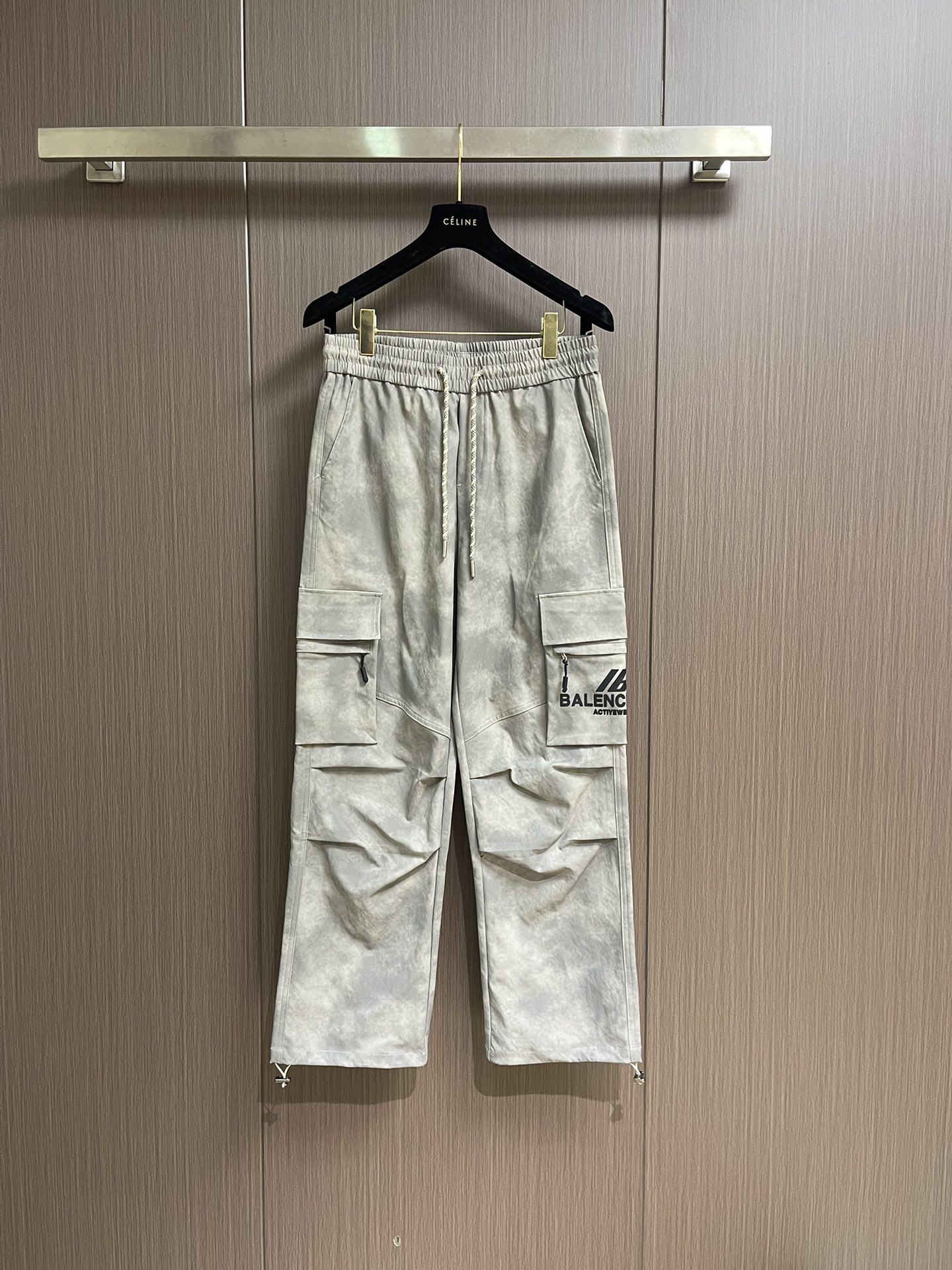 NO:521436,Balenciaga multi-bag work pants casual pants.  The conventional design and tailoring are both unique and fashionable, and they look good no matter how you match them. They are born extraordinary.  The fabric is extremely delicate and oily.  It has high elastic recovery effect, breathable, comfortable and no stuffy feeling.  The tooling patch bag design is full of sunshine and vitality!  Add vitality to the overall shape, the color control is perfect and irresistible charm. Size M-XXL, balenciaga, alexander wang19860909Balenciaga 多袋工装裤休闲裤．常规设计裁剪兼具个性时尚范儿,怎么搭配都好看,与生俱来的不平凡．面料极为细腻的油润质感．具有高弹性回复效果,透气舒适无闷热感．工装贴袋设计充满阳光活力！为整体造型增添活力满满的视觉,型色把控非常完美,无以抗拒的魅力.尺码M-XXL,,balenciaga,alexander wang,Men's clothing