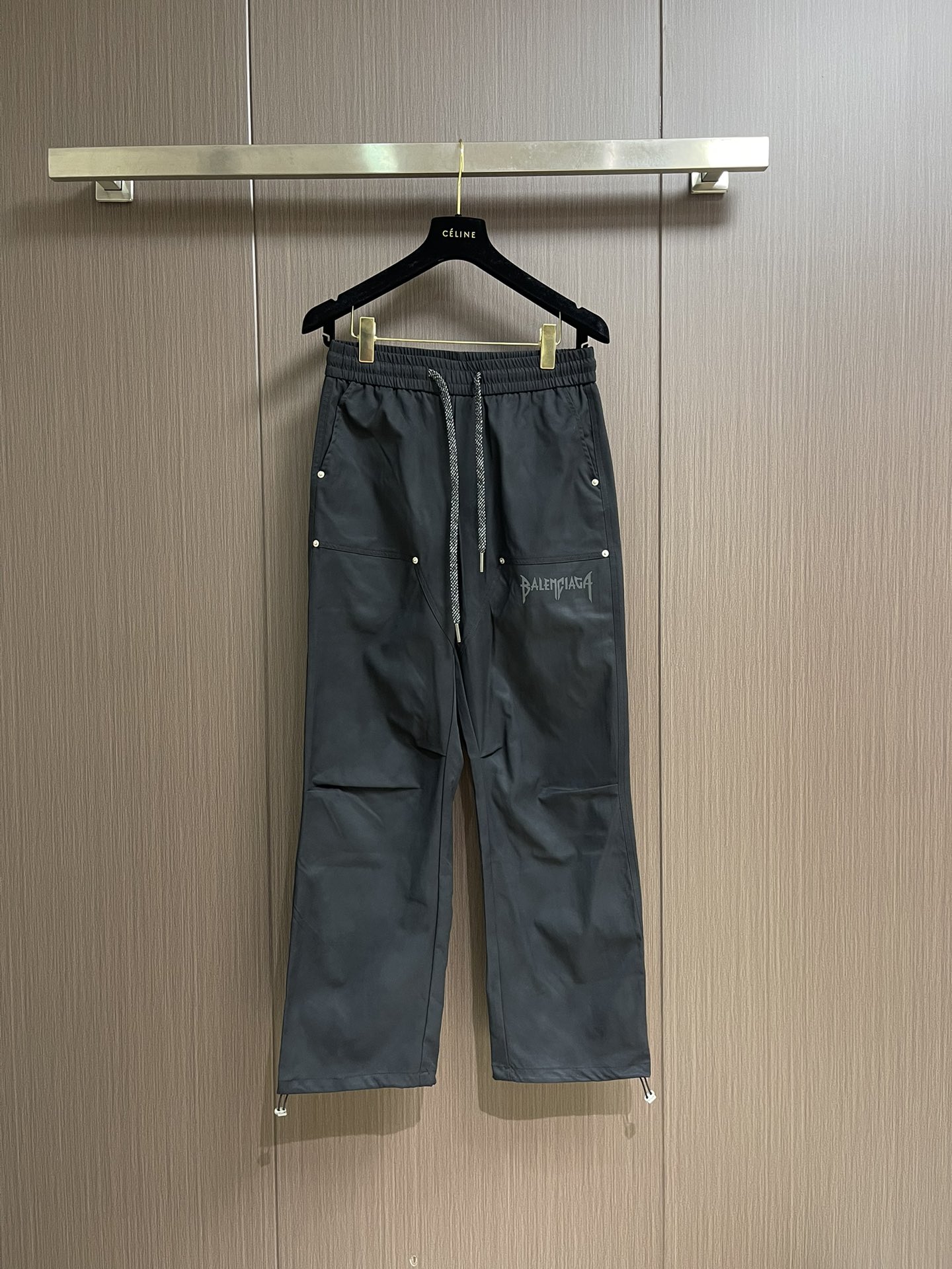 NO:521438,Balenciaga 2025SS early autumn new straight-leg casual sleeves, simple and fashionable new custom fabrics, comfortable to wear, low-key and luxurious, fashionable and high-end design, no need to say much about the trouser style and cutting, the upper body is exquisite and vivid.  True first-class quality, truly palace-level elastic pants, excellent quality, and are very soft after heavy washing!  Not picky about people, the upper body is absolutely stylish and extremely luxurious. Size M-XXL, balenciaga, alexander wang19860909Balenciaga 2025SS早秋新款直筒休闲卫裤,简约时尚新款定制面料,身穿手感舒适 低调不失奢华 设计时尚高端 裤型款式和裁剪亦无需多言 上身精致跃然．真正一等一顶级质料 真正殿堂级的松紧裤,品质卓然,经过重水洗使得很柔软！不挑人 上身绝对的有型 极度奢华.尺码M-XXL,,balenciaga,alexander wang,Men's clothing