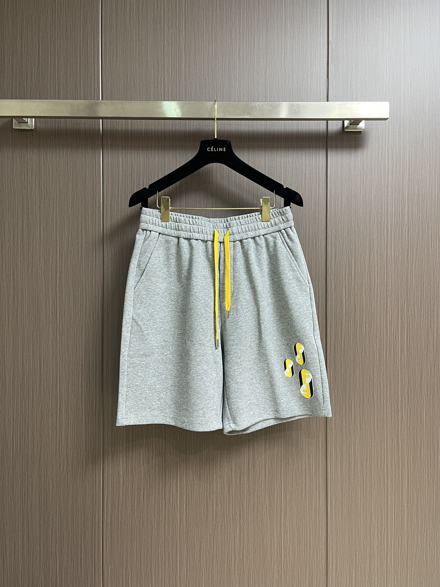 NO:502721,FENDI Double F logo Bermuda shorts, this shorts are made of customer-supplied fabrics, weighing 380 grams, embellished with double F printed logos, and the details are full!  Sporty and fashionable. Size M-3XL, fendi, shorts, alexander wang19860909FENDI 双F标识百慕大短裤,本款短裤选用客供面料打造,380克重,以双F印花标识点缀,细节拉满！运动时尚.尺码M-3XL,,fendi,shorts,alexander wang,Men's clothing