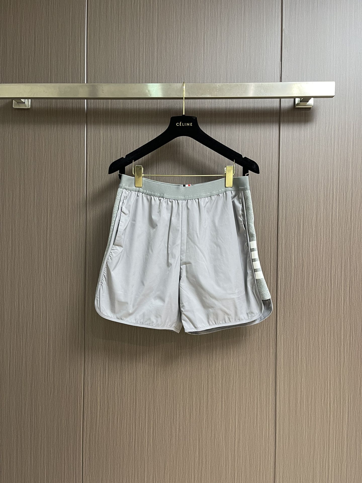 NO:520283,Thom Browne TB 2025SS summer four-stripe drawstring beach pants, which are consistent with zp 20D nylon fabric, light, silky and comfortable to touch. This shorts are super comfortable to wear without feeling!  This summer is a must-have model. Size 1-2-3-4, shorts, alexander wang19860909Thom Browne TB 2025SS夏季四条纹抽绳沙滩裤,采用和zp一致20D尼龙面料 轻盈丝滑手感舒适 这条短裤穿着无感体验超强就俩字舒服！这个夏天一定得入的款.尺码1-2-3-4,,shorts,alexander wang,Men's clothing