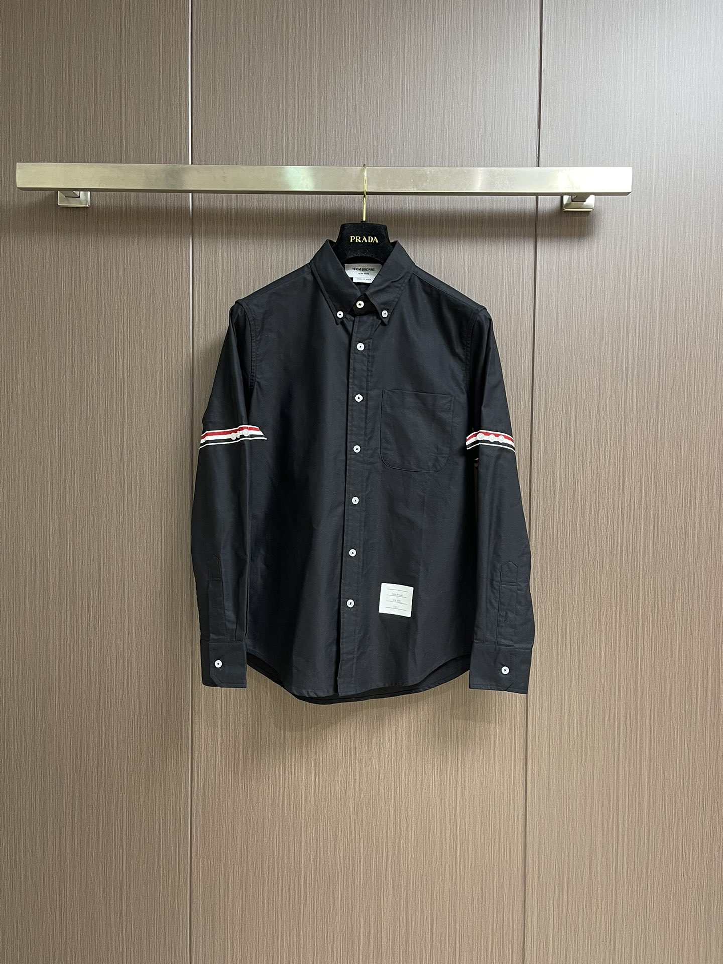 NO:520286,THOM BROWNE TB classic double-armored Oxford long-sleeved shirt Made in Italy Small-mark of origin High-precision custom Oxford spinning Imported webbing Sewn with imported equipment Fine needle pitch High-definition restoration details Factory high-end quality three-standard high-precision double-sleeved logo Size 1-2-3-4,,shirts,alexander wang19860909THOM BROWNE TB经典双袖标牛津纺长袖衬衫 意大利制造产地小标 高精定制牛津纺 进口织带 采用进口设备缝制 针距细密高清还原细节 工厂高端品质三标齐 高精工双袖条标志 尺码1-2-3-4,,shirts,alexander wang,Men's clothing