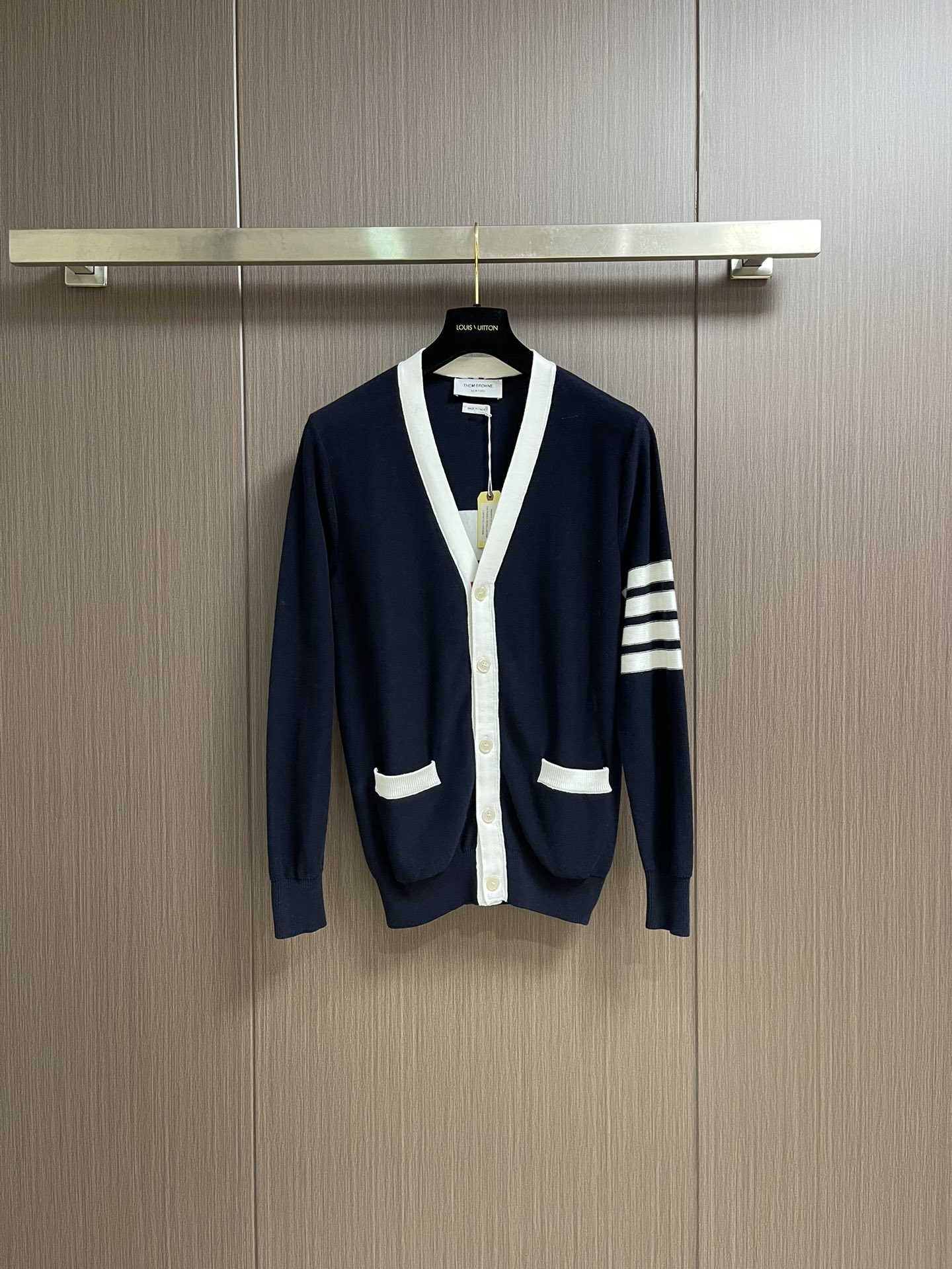 NO:521426,THOM BROWNE TB new contrasting striped four-bar back puppy jacquard knit sweater five-button knit cardigan material is made of wool blend, Italian landmark version, soft and comfortable, produced using automatic knitted machine imported from Japan, tight needles, edging technology, highlighting high-end sleeves, four-bar knitted buttons, buttons are made of natural shell mouth, same style for men and women. Size 1-2-3-4,,sweaters,alexander wang19860909THOM BROWNE TB新款撞色条纹四条杠后背小狗提花针织毛衣五扣针织开衫 料子采用羊毛混纺 意大利产地标版本 柔软舒适 生产采用日本进口自动针织机织造 针路紧密 后领采用包边工艺 彰显高级袖子四条杠针织而成 扣子采用天然贝壳口 男女同款.尺码1-2-3-4,,sweaters,alexander wang,Men's clothing