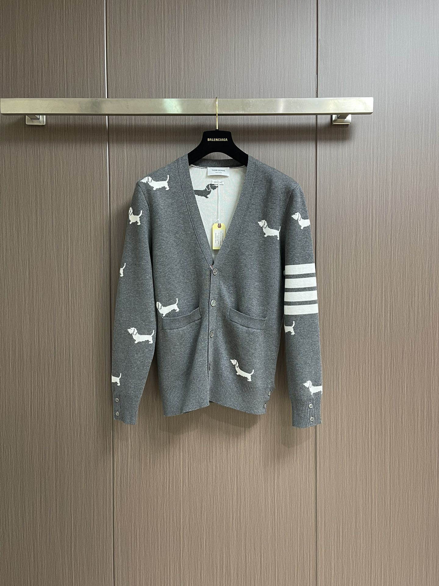 NO:520292,thom browne TB puppy jacquard knitted cardigan 2025ss early autumn series temperament v-neck neck neck puppy jacquard pattern age-reducing fashionable and advanced beauty slave wool fabric comfortable and skin-friendly loose style upper body slim and temperament, complete three standards. Size 1-2-3-4,,alexander wang19860909thom browne TB小狗提花针织开衫 2025ss早秋系列气质v领领口小狗提花图案 减龄时髦高级 美丽奴羊毛面料 舒适亲肤 宽松版型 上身显瘦又气质 三标齐全.尺码1-2-3-4,,alexander wang,Men's clothing