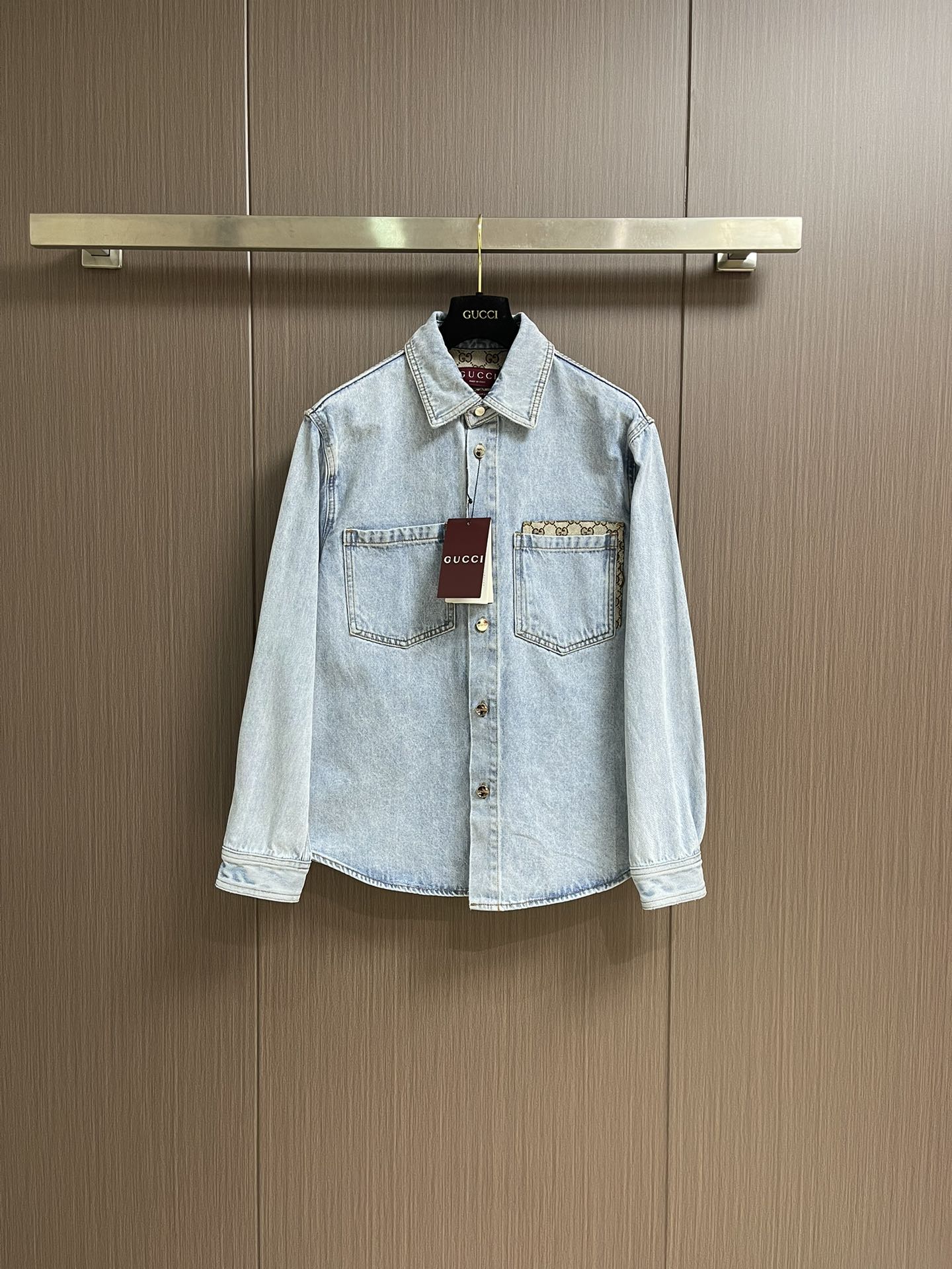 NO:569853,Gucci 2025ss new autumn and winter GG encrusted washed denim jacket. This denim is from the 2025 early autumn series. It integrates denim clothing items with subtle and restrained details, making daily looks more elegant. The entire set of denim is made of light blue bleached washed denim fabric, and is ingeniously embellished with GG canvas inlays, making the entire design more eye-catching. The effect of one set is great. Sizes 46-52 S-XL,, gucci, jackets &  coats,alexander wang19860909Gucci 2025ss秋冬新款饰GG镶饰水洗牛仔外套,这款牛仔是2025早秋系列将丹宁服饰单品与含蓄内敛的细节融为一体,令日常造型更显高雅.整套牛仔以浅蓝色漂白水洗宁面料打造,匠心缀饰GG帆布镶饰,令整个设计愈发亮眼.一套穿着效果超赞.尺码46-52 S-XL,,gucci,jackets & coats,alexander wang,Men's clothing
