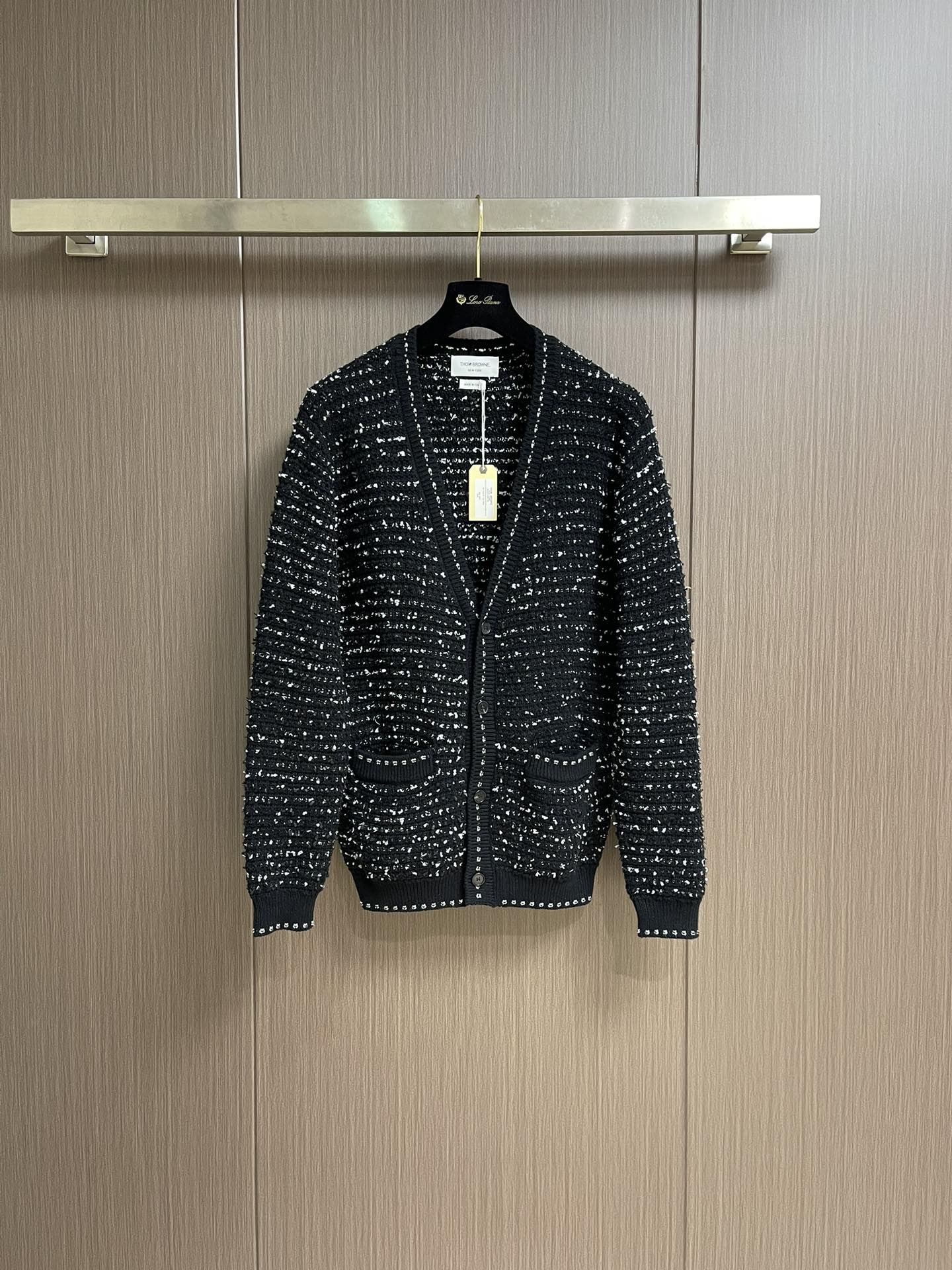 NO:520295,Thom Browne TB tweed V-neck long-sleeved jacket, the fabric is customized with tweed 1.1 original yarn width and length gap, and contains three-color raw material yarn, using 75% cotton 18% polyamide and 6% viscose. The formation is also quite complicated. From buying sample clothes to studying custom yarn to knitting needles, after two and a half months of continuous attempts, it was finally successful, and it was imported from Zheng San Needle Island. Size 1-2-3-4,, jackets & coats, alexander wang19860909Thom Browne TB粗花呢V领长袖外套,面料采用粗花呢1.1原版纱线宽度长度间隙度进行定制,包含了三色原材料纱线,使用百分之75的棉百分之18的聚酰胺,百分之6的粘胶,编制阵法也相当复杂从买到样衣研究定制纱线到编织针法,经过两个半月的不断尝试终于成功,采用正三针岛精进口机织.尺码1-2-3-4,,jackets & coats,alexander wang,Men's clothing