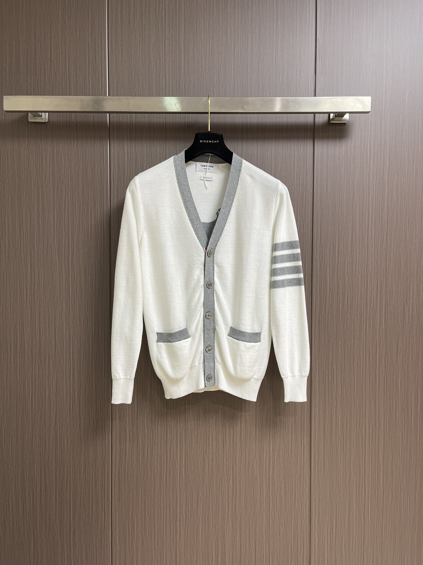 NO:508745,THOM BROWNE TB new contrasting striped four-bar back puppy jacquard knit sweater five-button knit cardigan material is made of wool blend, Italian landmark version, soft and comfortable, produced using automatic knitted machine imported from Japan, tight needles, edging technology, highlighting high-end sleeves, four-bar knitted buttons, buttons are made of natural shell mouth, same style for men and women. Size 1-2-3-4,,sweaters,alexander wang19860909THOM BROWNE TB新款撞色条纹四条杠后背小狗提花针织毛衣五扣针织开衫 料子采用羊毛混纺 意大利产地标版本 柔软舒适 生产采用日本进口自动针织机织造 针路紧密 后领采用包边工艺 彰显高级袖子四条杠针织而成 扣子采用天然贝壳口 男女同款.尺码1-2-3-4,,sweaters,alexander wang,Men's clothing