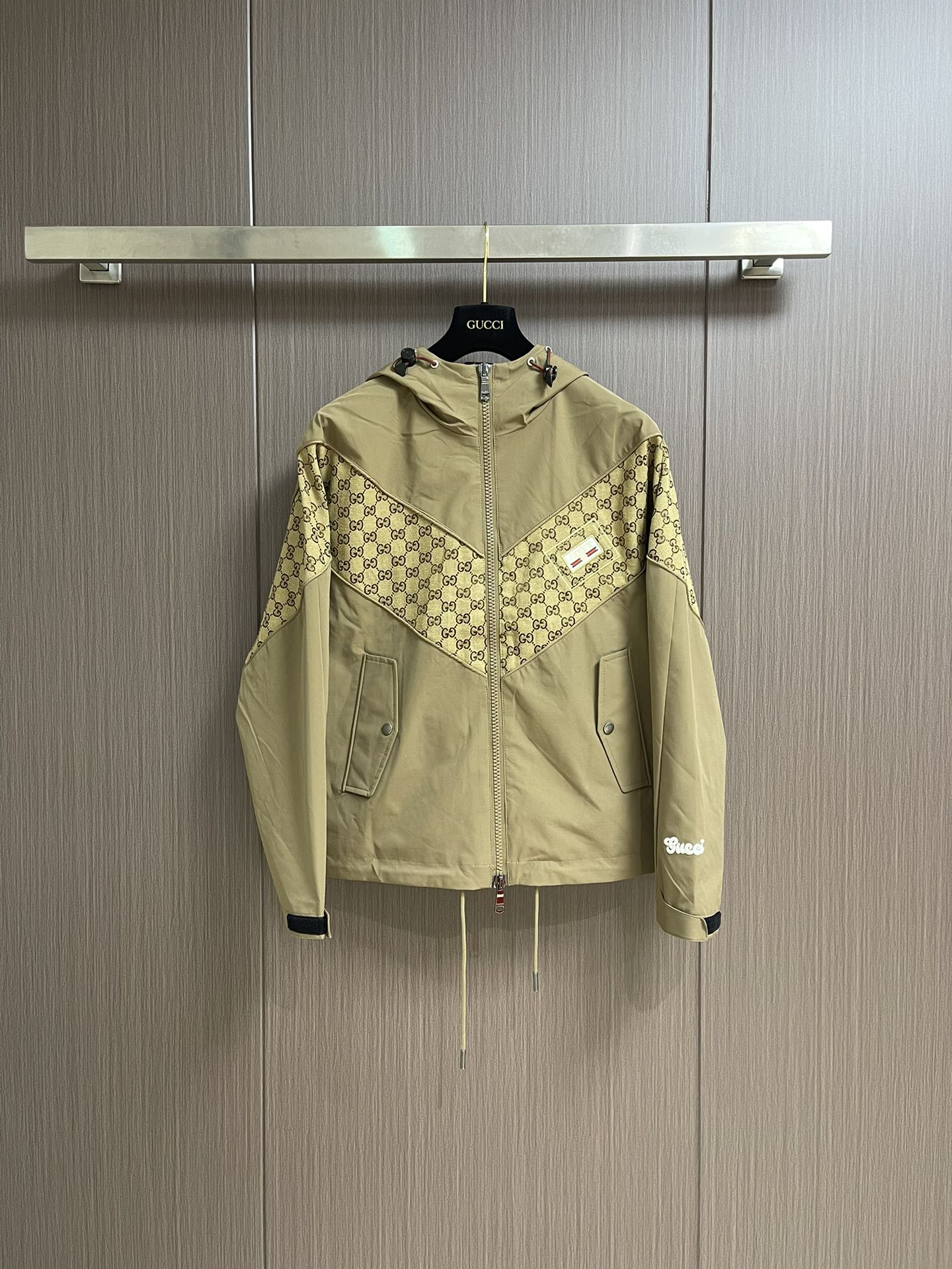 NO:507224,GUCCI Fall Winter series spliced ​​hooded jacket jacket, classic embroidered weaving presbyopia pattern, spliced ​​hydrophobic coating fabric, soft computer printed lids create a low-key luxury and comfortable wearing feeling. Details are perfectly reflected, copper gu engraving buttons, the latest grass art embroidery on the cuff, red and green mixed gradient rope buckles, the exquisiteness and three-dimensionality of details are fully pulled. Size M-3XL, gucci, jackets & coats, jackets & coats, hats, alexander wang19860909GUCCI Fall Winter系列拼接连帽夹克外套,经典的刺绣织布老花图案,拼接疏水涂层面料,柔软电脑印花里布打造低调奢华感与舒适穿着体感.细节完美体现,铜色gu刻字钮扣,袖口最新草体艺术绣花,红绿混色渐变绳扣,细节的精致与立体感拉满.尺码M-3XL,,gucci,jackets & coats,jackets & coats,hats,alexander wang,Men's clothing