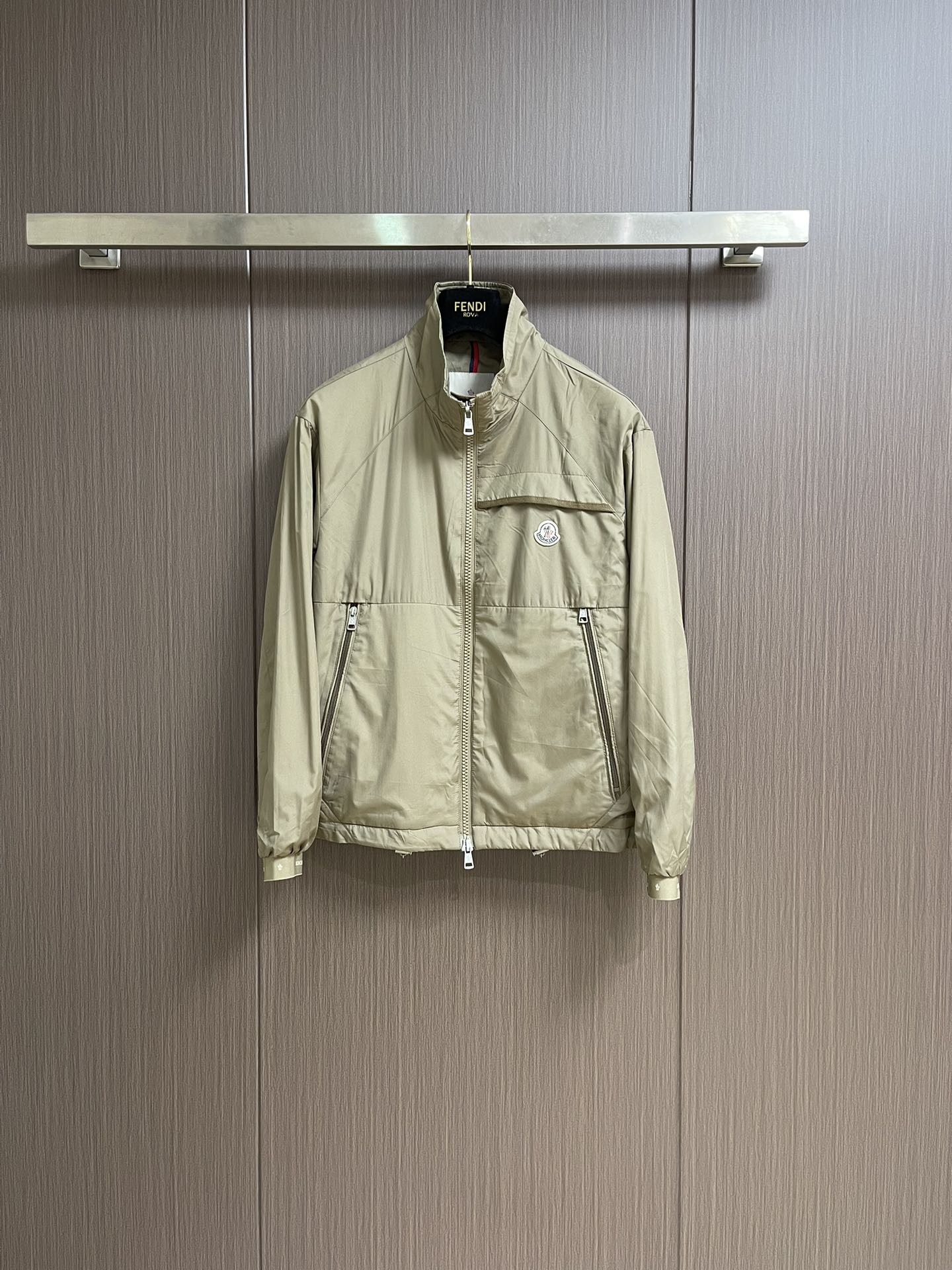 NO:507243,Moncler SS early autumn new stand-up collar jacket jacket, the product is made of fine and soft fabric made of polyester fiber, which is delicate in texture, has good warmth and breathability. The fine fabric structure makes it more wear-resistant and washable. The visual draping feeling of ready-to-wear is hard to wrinkle, and can maintain good aesthetics. The product uses precise tailoring to make the ready-to-wear form a close-fitting shoulder and chest. It is decorated with the brand's iconic logo, making it more recognizable. Flat beef tendon cuffs and paired with cuff snap adjustment straps, which can adjust the position of fitting the wrist or comfort according to needs. Size 48-56,, jackets & coats, jackets & coats, alexander wang19860909Moncler SS早秋新款立领夹克外套,产品选用聚酯纤维制成的细密柔软面料,其质地细腻,具有良好的保暖效果,同时兼具透气性.细密的面料结构使其更具耐磨性,耐洗性.成衣视觉上面垂坠感好不易褶皱,能保持良好的美观性.产品通过精准的剪裁,使成衣形成贴身的肩部与胸部.饰有品牌标志性LOGO,使其更具辨识度.扁牛筋收袖口,搭配袖口按扣调节带,可根据需求调整贴合手腕或舒适度的位置.尺码48-56,,jackets & coats,jackets & coats,alexander wang,Men's clothing