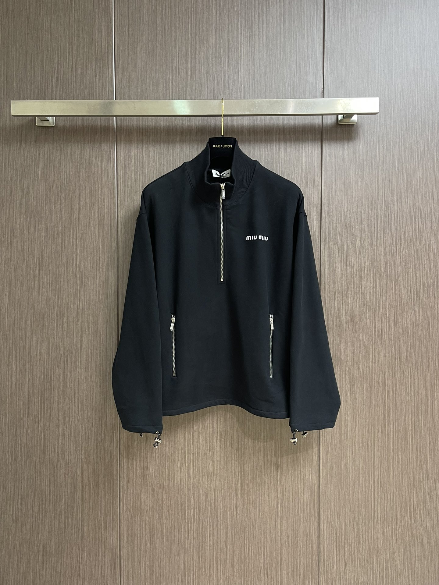 NO:507262,MiuMiu half-zipper turtleneck sweatshirt, pure cotton fish scale fleece base fabric, embroidered logo embellishment, Oversize style, long sleeves with ribbed knitted cuffs, stand collar front zipper closure, elastic bottom edge, full set of auxiliary materials, the fabric is made of 16S single yarn + 7S single strand, 470g; matched with 21S  2*2 pull-up ribs; 380g. Use 10S single yarn to ensure the surface texture, and use 16S double strands to increase the strength of the bottom layer. The single yarn on the surface is thicker, providing better strength and wear resistance, and is suitable as a support structure for the surface layer. The double strands are stronger and resistant to pilling, and are often used in the bottom layer to enhance the durability of the fabric. The needle-to-edge technique is mainly used to embroider the slender and curved lines, which can show the details and layering of the pattern. The slender and curved lines have strong sense of line and three-dimensionality, and the needle method is vivid, lively and has good coverage.  The pattern is embroidered next to it with embroidered thread, and the pattern is tight and shrinkable. After three-dimensional cutting, the body fits the human body curve more closely when worn, and it will not be too tight or loose. The thread splicing is used to ensure the firmness and comfort of the neckline. The zipper opening and closing of the neckline adjusts the shape height; the cuffs and hem are also elastic and adjustable to form a unified overall aesthetic. Sizes XS-L,,miumiu, versace, hoodie, sweatshirts, alexander  wang19860909MiuMiu半拉链高领卫衣,纯棉鱼鳞抓绒底面料、刺绣徽标点缀、Oversize版型、长袖搭配罗纹针织袖口、立领正面拉链开合、弹力底边、全套辅料配备,面料采用16S单纱＋7S单股,470g；搭配21S 2*2拉架罗纹；380g.面层用10S单纱保证表面质感,底层用16S支双股线提升强度.表面单纱较粗,提供较好的强度和耐磨性,适合作为面层的支撑结构.双股线更结实、抗起球,常用于底层以增强面料耐用性.挨针的技法主要用于来填绣形状细长而弯曲的线条,可以表现出图案的细节和层次感.细长而弯曲的线条,挨针的线条感和立体感都很强,针法生动、活泼、覆盖性好.逐针挨着将图案用绣花线绣完,花纹紧实有收缩效果.经过立体剪裁,使得衣身在穿着时更加贴合人体曲线,既不会过于紧绷也不会显得松垮.采用双针车线螺纹拼接,确保领口的牢固度和舒适度.领口拉链开合调解造型高度；袖口和下摆同样采用弹力可调节设计,形成统一的整体美感.尺码XS-L,,miumiu,versace,hoodie,sweatshirts,alexander wang,Men's clothing