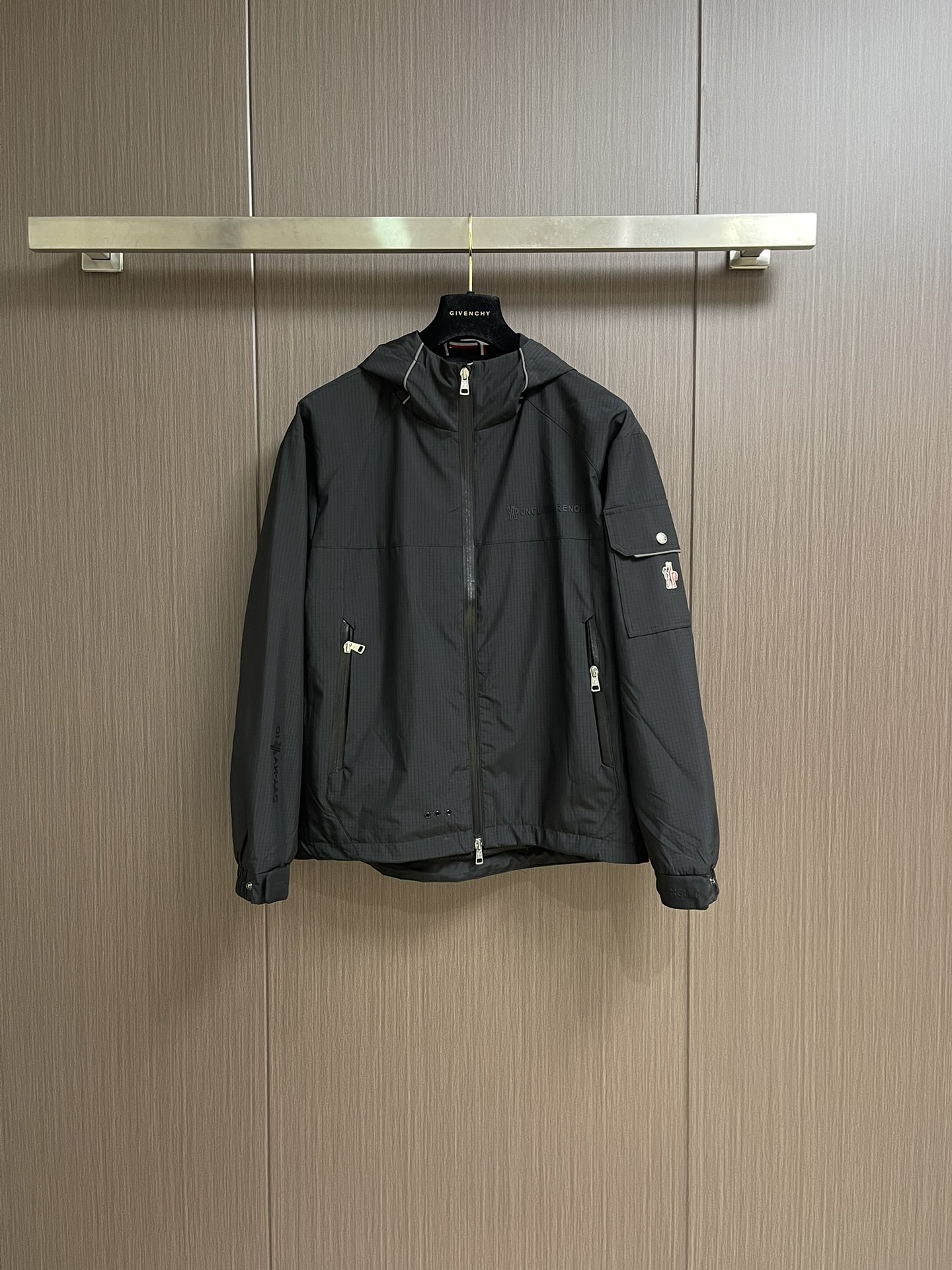 NO:521423,Moncler 2025ss new sporty hooded casual jacket jacket. Made of light nylon and a casual finish to create a sporty atmosphere. The turtleneck, elastic waist and cuff design stand out to ensure maximum comfort. The garment is finished by two practical single-line inlay bags. The same style for men and women. Size M-3XL,, jackets & coats, jackets & coats, hats, alexander wang19860909Moncler 2025ss新款运动风连帽休闲夹克外套.采用轻盈的尼龙制成,采用休闲饰面,营造出运动气息,高领、松紧腰部和袖口设计脱颖而出,确保了最大的舒适度.这件衣服由两个实用的单线嵌袋完成.男女同款.尺码M-3XL,,jackets & coats,jackets & coats,hats,alexander wang,Men's clothing