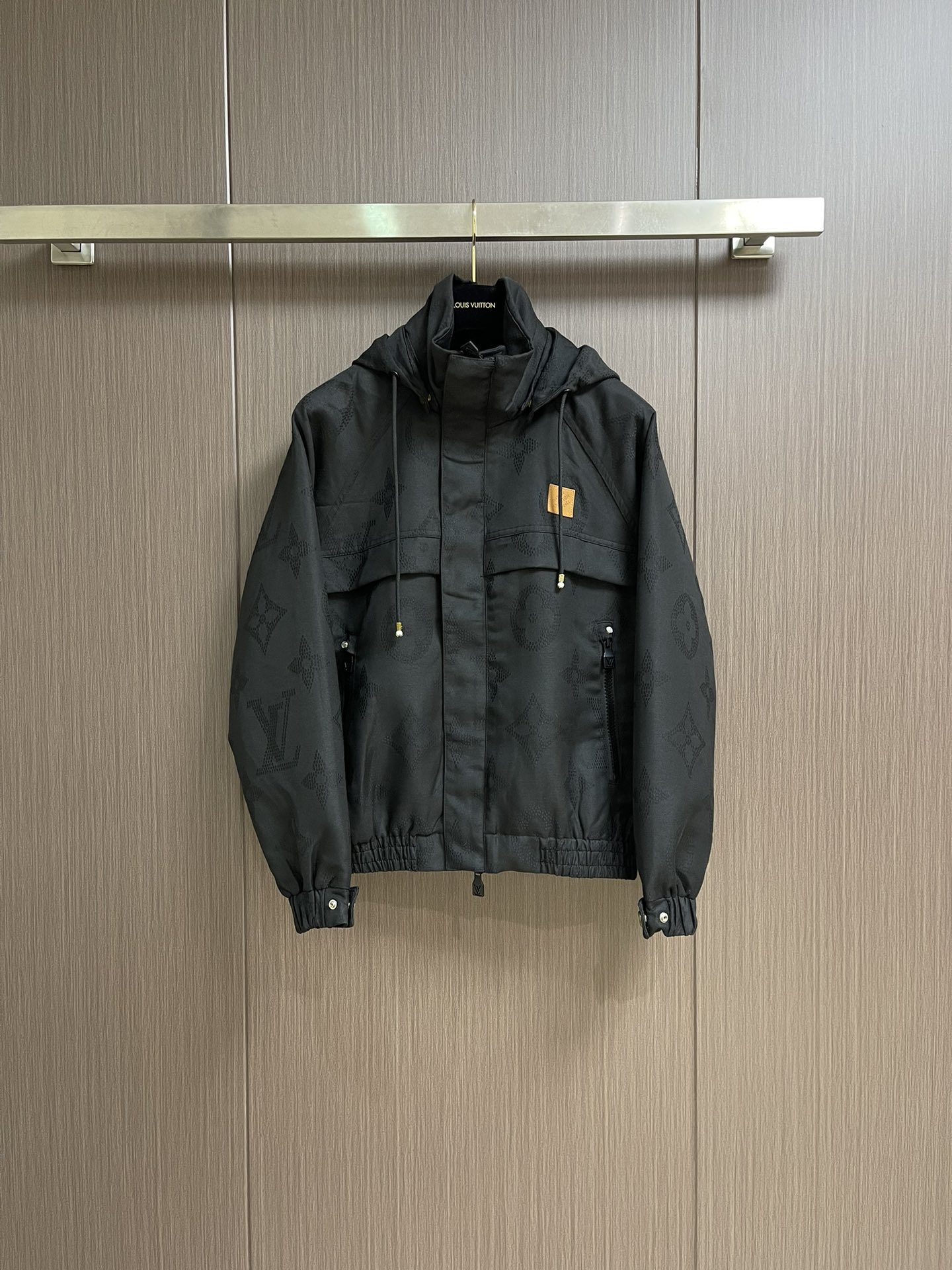 NO:507234,LV canvas hooded jacket, letter stitching effect on the front chest, equipped with der suede label, the overall line is straight and delicate, the fabric is comfortable and soft, the color is consistent and colorless, it can be matched with the same style to create a fashionable look, and it can be customized for various occasions, customize auxiliary materials, complete three standards, the same style for men and women!  Size 48-56, louis vuitton,jackets & coats,jackets & coats,hats,alexander wang19860909LV 帆布工装连帽夹克外套,前胸字母缝线效果,配有der正绒面革标签,整体走线平直细腻,面料舒适柔软,颜色一致无色差能与同款搭配营造时尚造型,驾驭各种场合,定制辅料,三标齐全,男女同款！尺码48-56,,louis vuitton,jackets & coats,jackets & coats,hats,alexander wang,Men's clothing