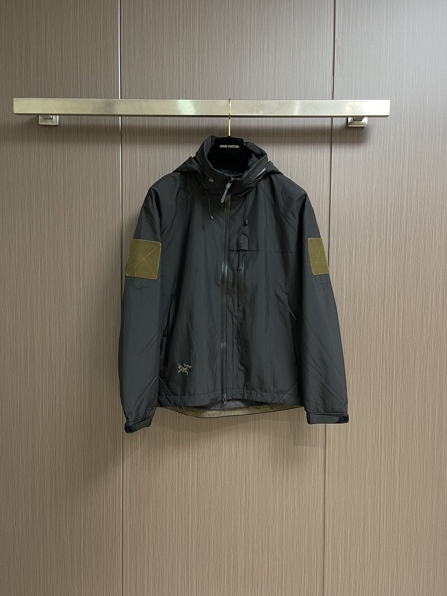 NO:507229,Arcteryx SS early autumn new jacket jacket, fashionable and handsome, simple and versatile, exquisite pattern logo on the chest, customized original fabric, not only crisp, maintains a fashionable silhouette, and wears comfortably. Size M-3XL, arc'teryx, jackets & coats, jackets & coats, alexander wang19860909Arcteryx 始祖鸟 SS早秋新款夹克外套,时尚帅气,简约百搭款,胸前精致图案logo,定制原版面料,不仅挺括,保持潮流的廓形,穿着舒适.尺码M-3XL,arc'teryx,jackets & coats,jackets & coats,alexander wang,Men's clothing