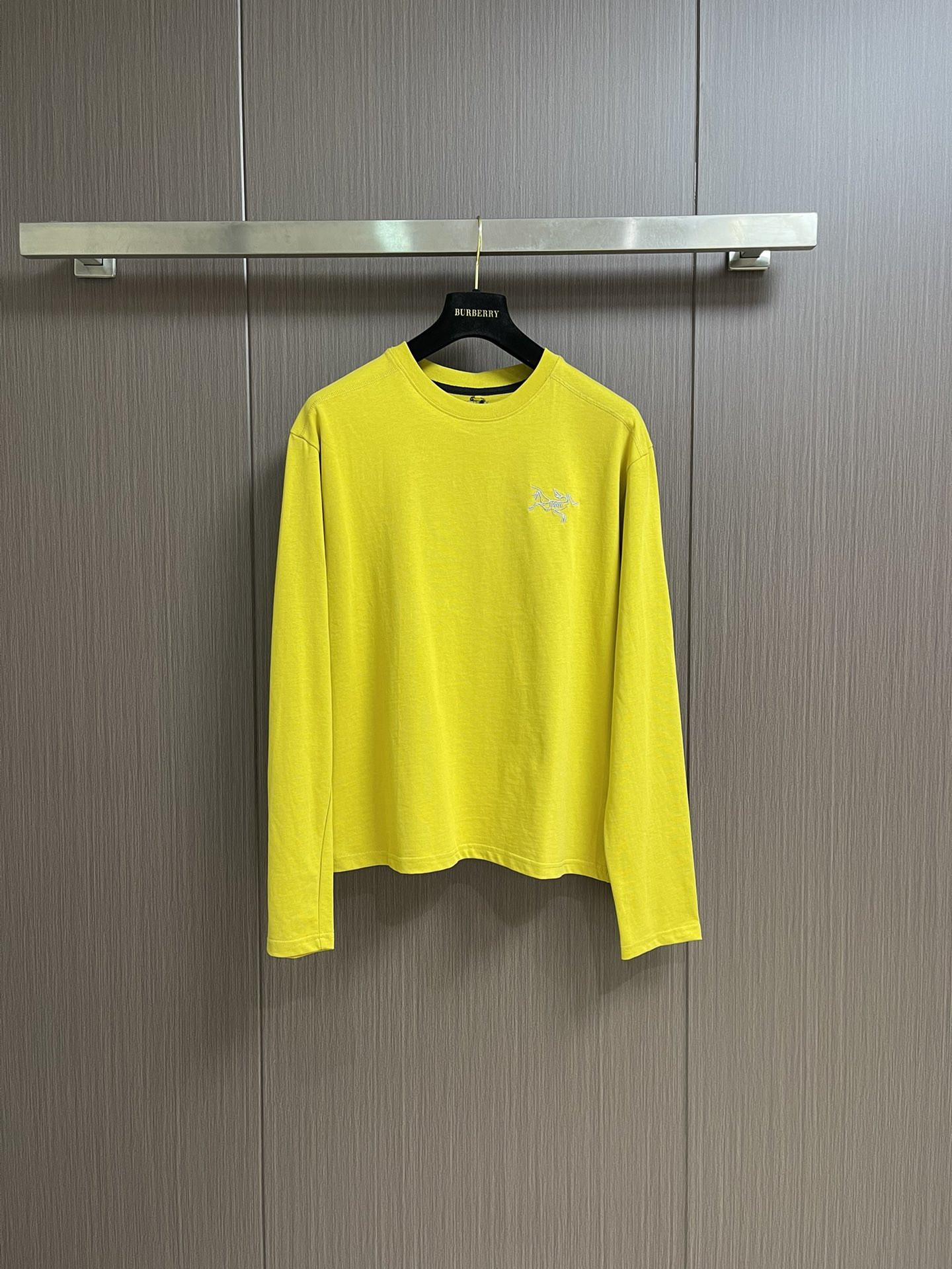 NO:505864,arcteryx 2025ss Early autumn loose functional sports long-sleeved T-shirt, same style for men and women, loose oversize style. The fabric is soft and comfortable, super versatile, very comfortable on the upper body, double yarn smooth cotton fabric. It is truly suitable for large outdoor styles, outdoor style outfits, ins style fashion items. Size XS-L,,versac'teryx,tees, t-shirt,alexander wang19860909arcteryx 始祖鸟 2025ss 早秋宽松机能运动长袖t恤 男女同款,宽松oversize版型 .面料柔软舒适 超级无敌百搭,上身十分舒服,双纱爽滑棉面料 真正适用于户外的大版型,户外风穿搭,ins风时尚单品.尺码XS-L,,versacearc'teryx,tees，t-shirt,alexander wang,Men's clothing